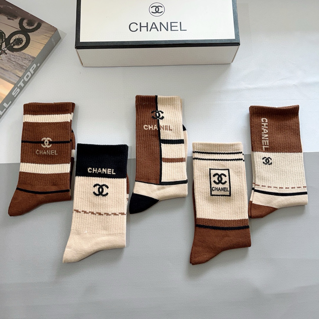 配包装（一盒5双）
CHANEL 香奈儿经典袜子❗️高版本纯棉材质柔软长筒袜 秒杀市场普通货，经典的双C