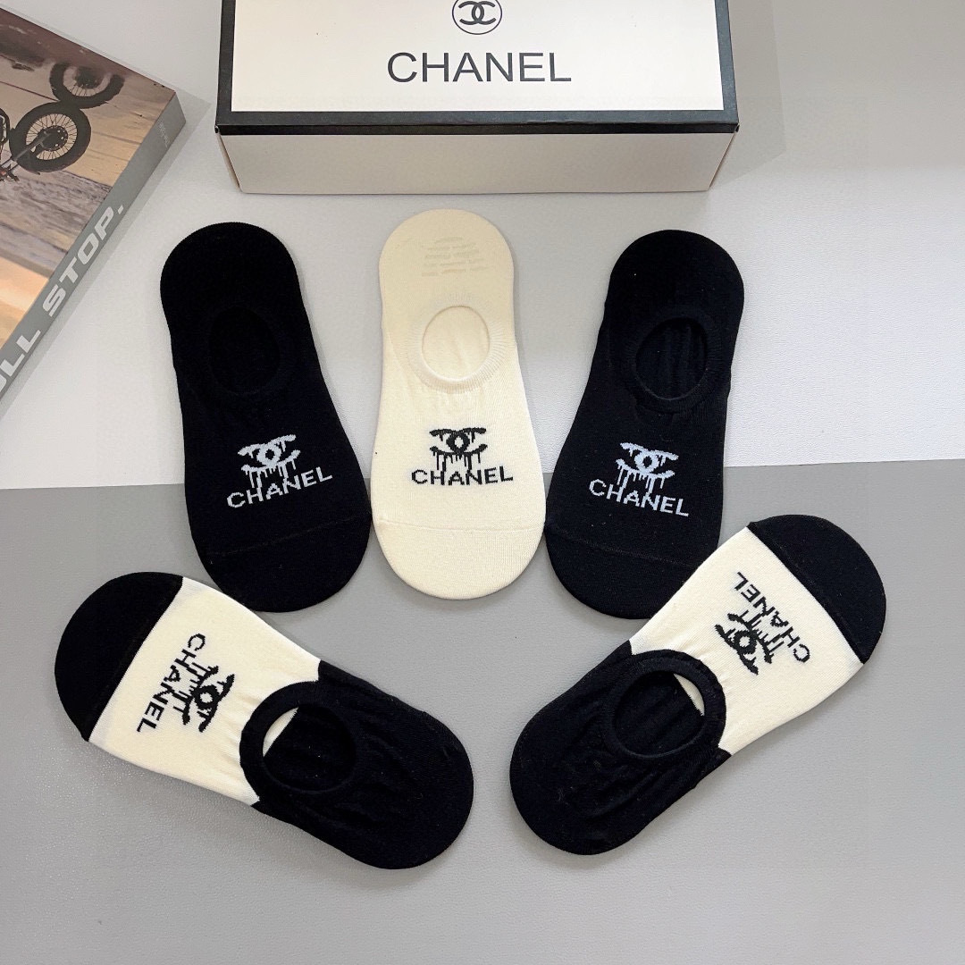 配包装（一盒5双）
CHANEL 香奈儿经典袜子❗️高版本纯棉材质柔软，秒杀市场普通货，经典的双C图案l