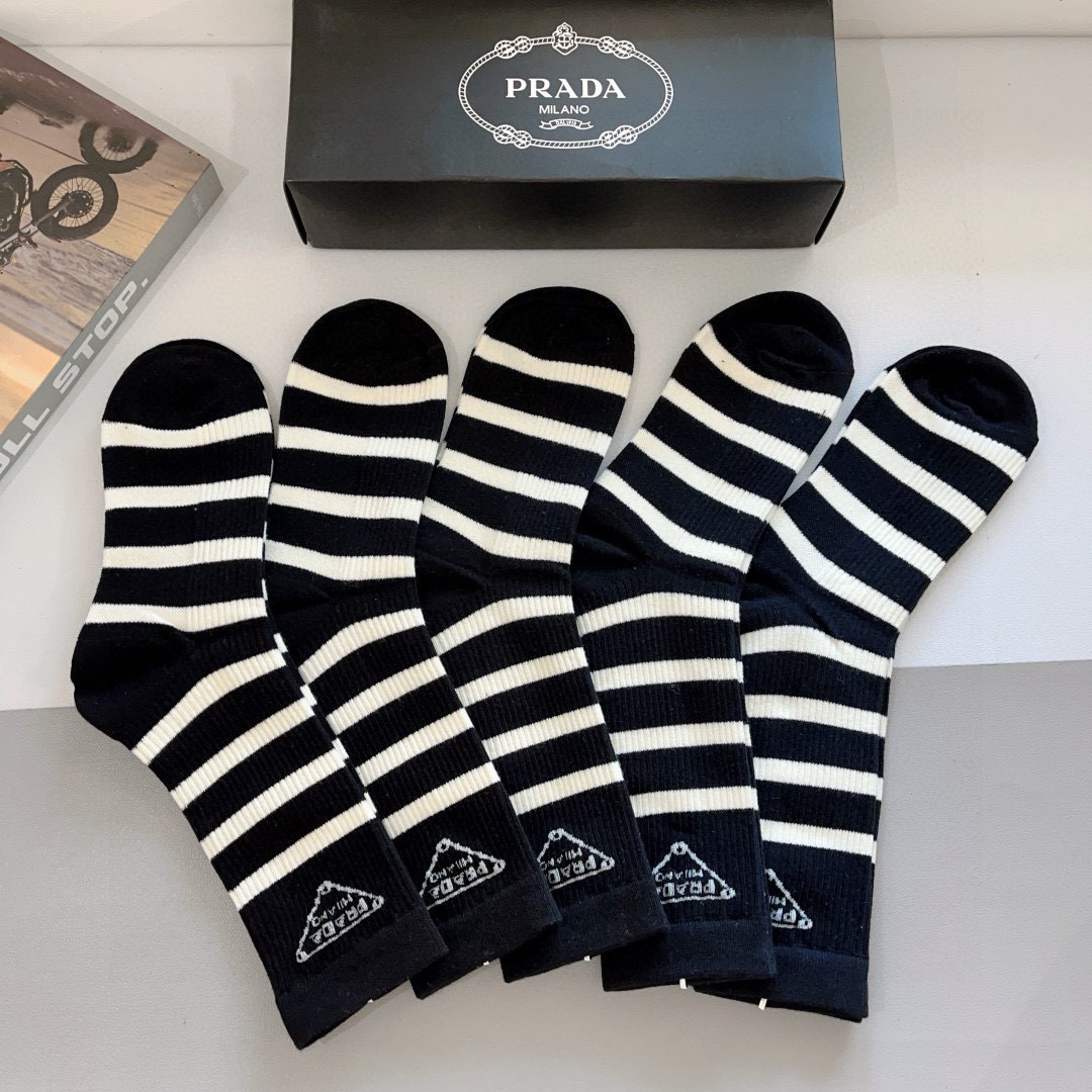 配包装（一盒5双）
PRADA（普拉达） 新款高端材质长筒袜子！爆款倒三角标 专柜同步小腿袜子，💛大牌出