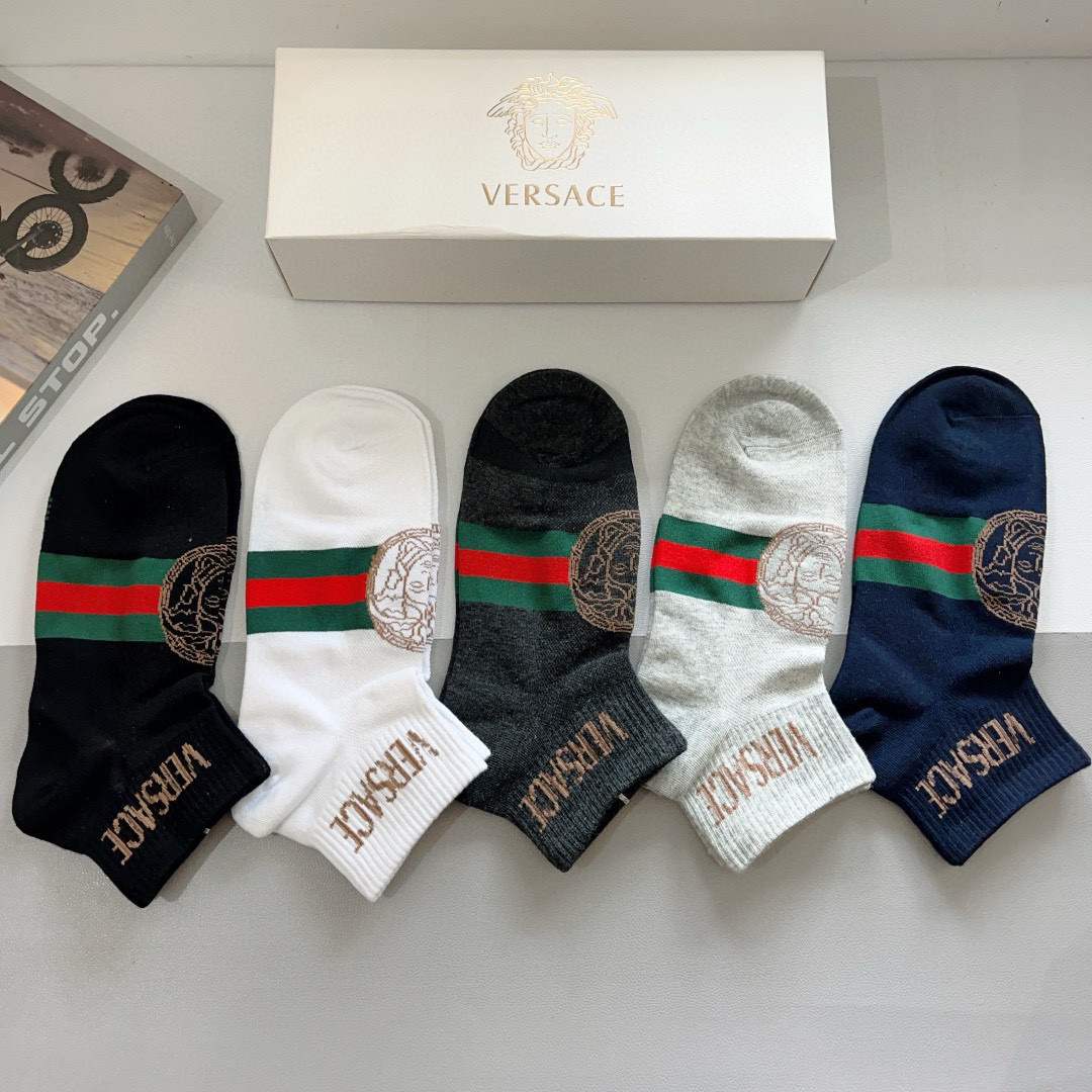 配包装【一盒五双】
VERSACE范思哲 欧美大牌短筒袜。🌟潮人必不能少的专柜代购品质袜子 ，搭配起来超