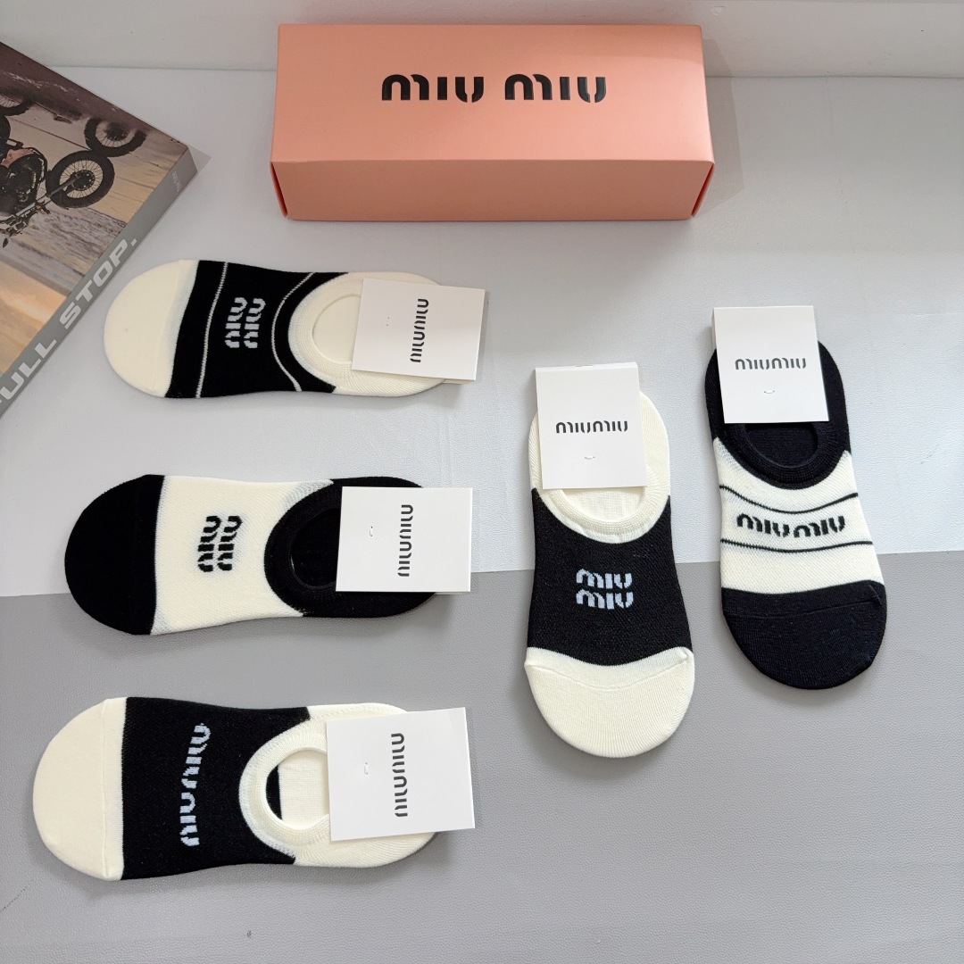 配包装【一盒5双】
miumiu · 缪缪 新款网红袜子 短筒船袜。纯棉材质，轻薄柔软透气，四季通用，欧