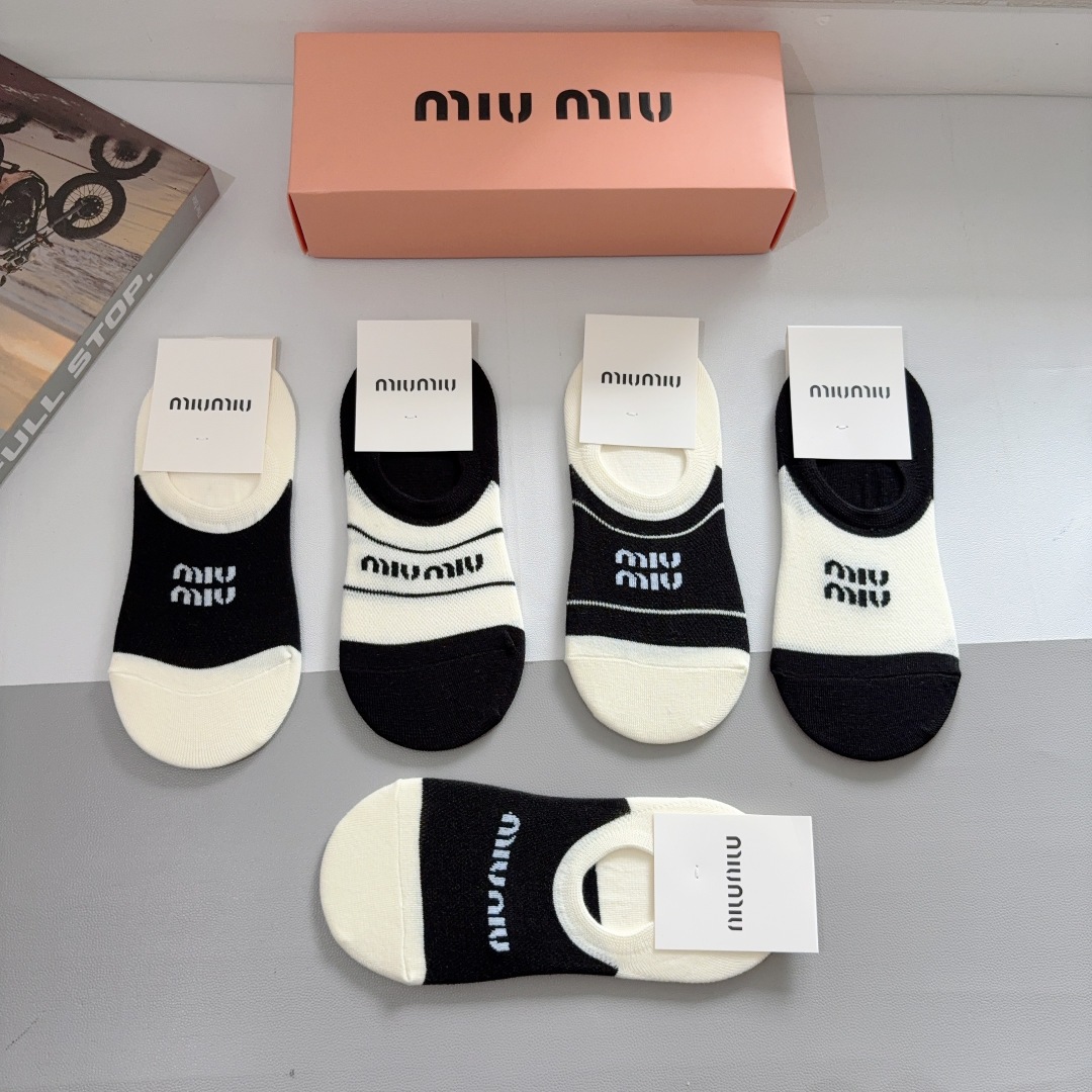 配包装【一盒5双】
miumiu · 缪缪 新款网红袜子 短筒船袜。纯棉材质，轻薄柔软透气，四季通用，欧