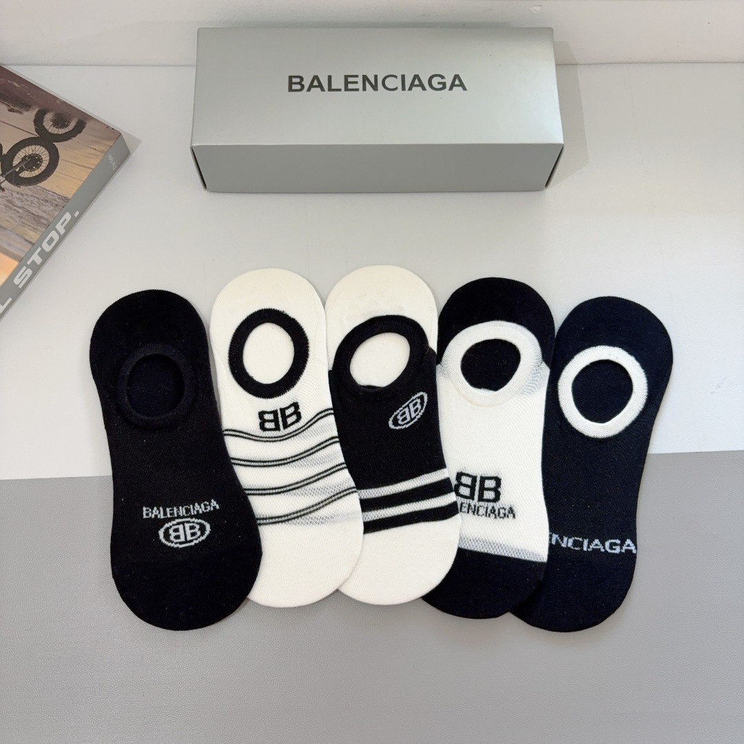 配包装【一盒5双】
BALENCIAGA 巴黎世家 新款短筒船袜。潮人必不可少的时尚袜子 ，潮流百搭款！
