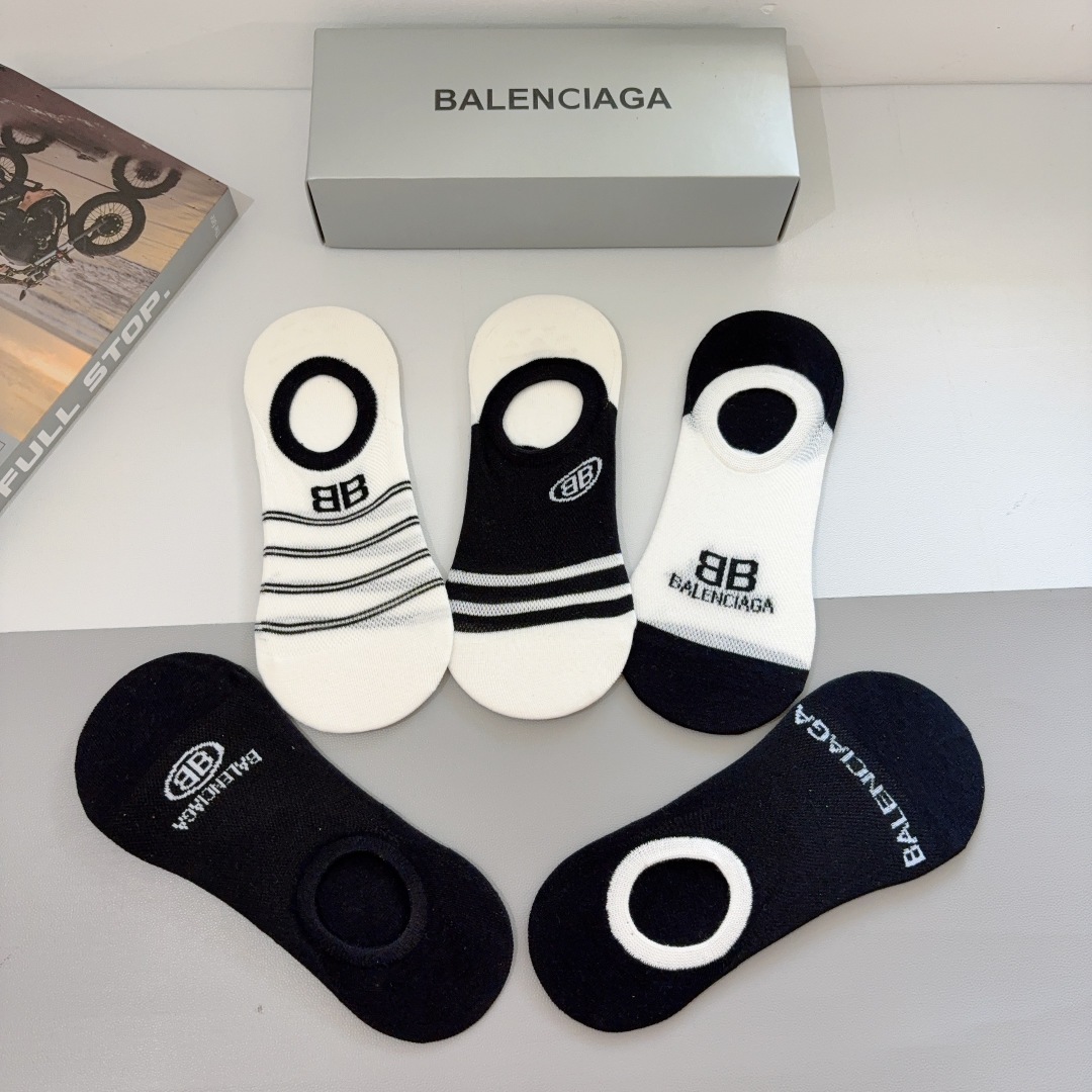 配包装【一盒5双】
BALENCIAGA 巴黎世家 新款短筒船袜。潮人必不可少的时尚袜子 ，潮流百搭款！