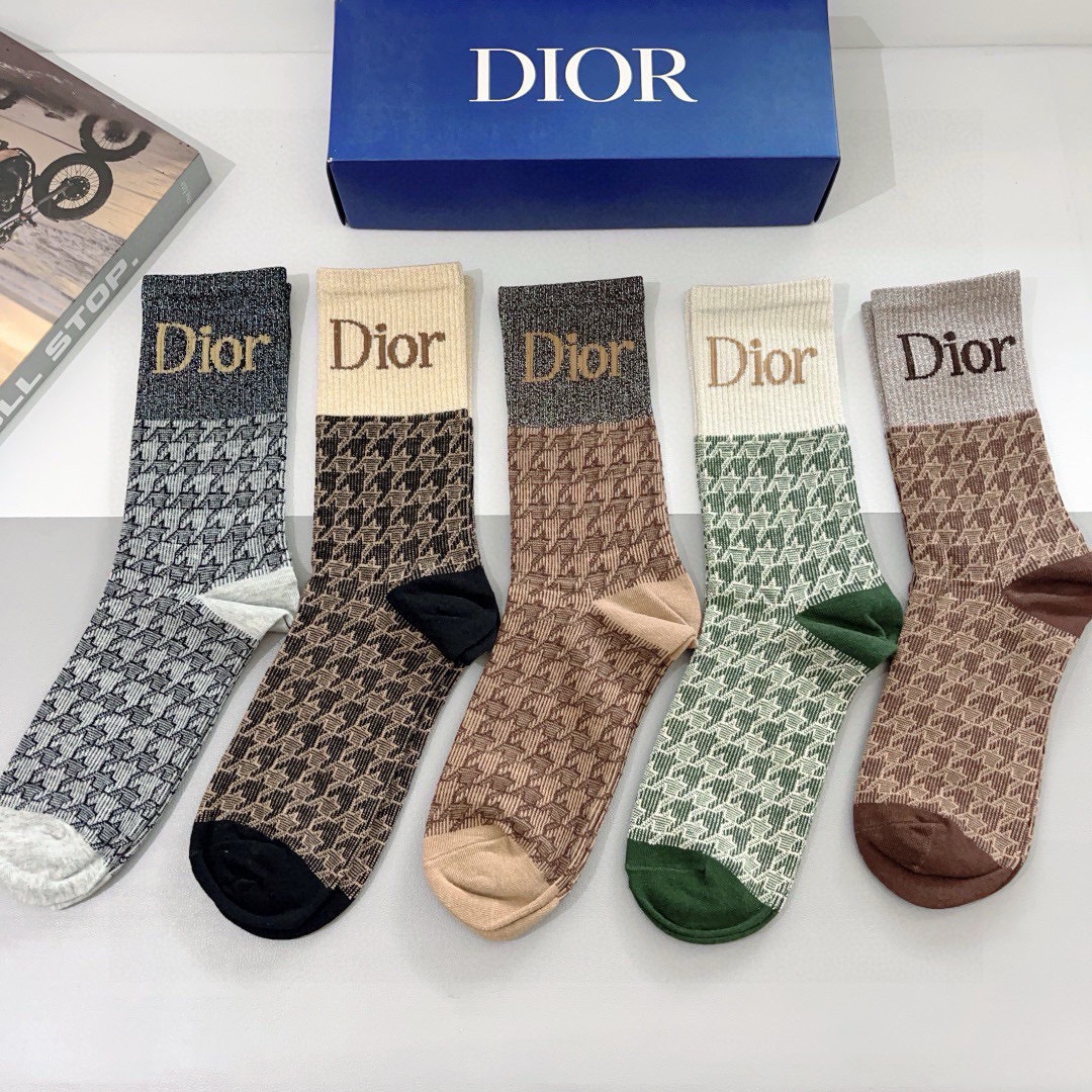 配包装（一盒5双）
Dior 迪奥 新款小腿长筒袜子！纯棉面料，火爆Ｄ字母图案，专柜同步袜子，💛大牌出街