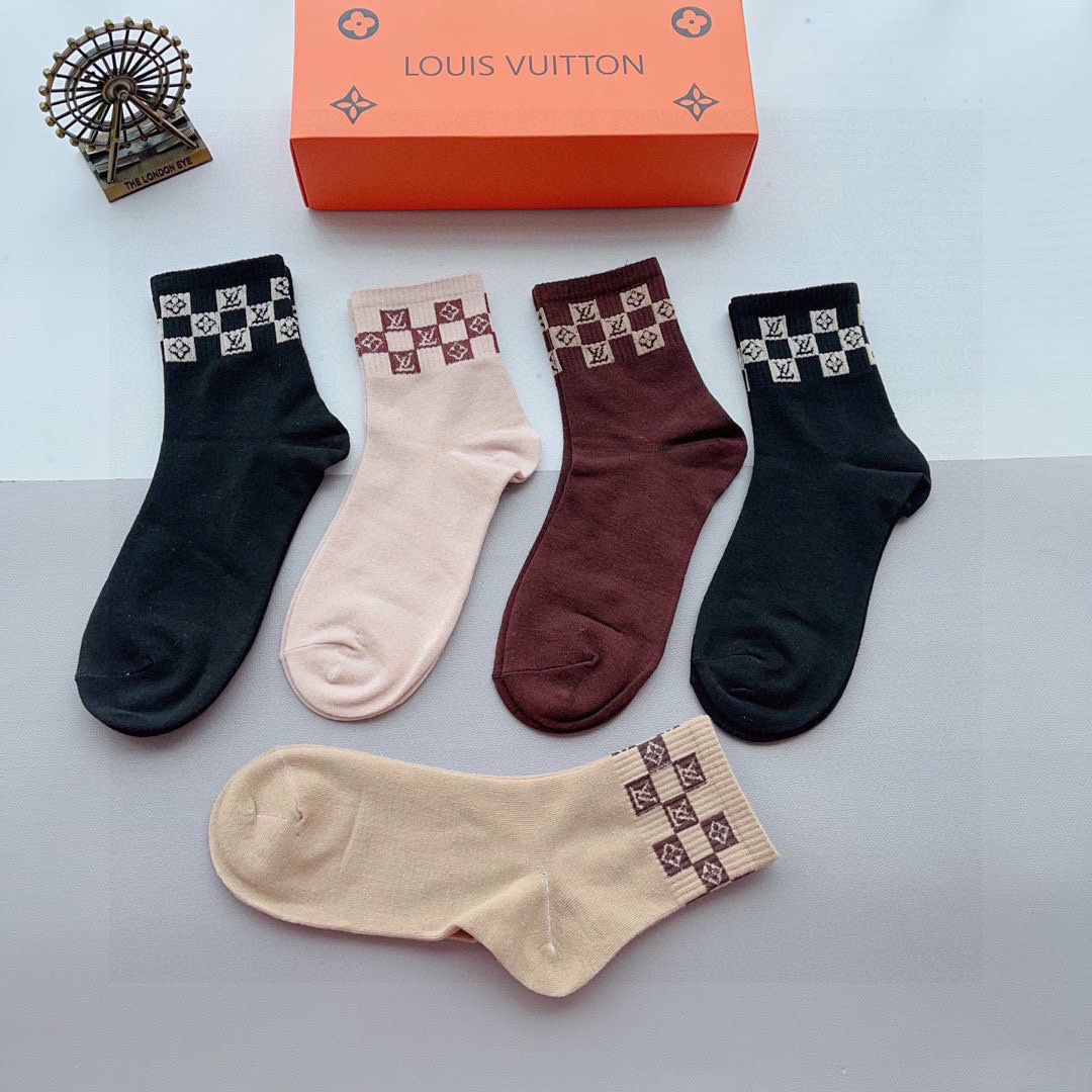 配包装（一盒5双） 🌟 LV 路易威登 超火爆小单品，纯棉面料，潮人必备 爆款，经典字母logo中筒袜，