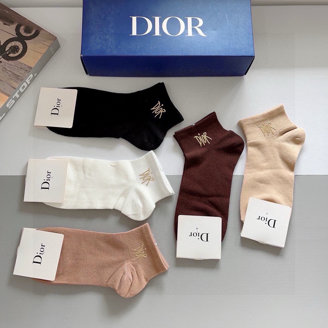 配包装（一盒5双）
Dior 迪奥 新款烫印字母罗口小腿袜子！爆款字母专柜同步中筒袜，💛大牌出街，潮人必