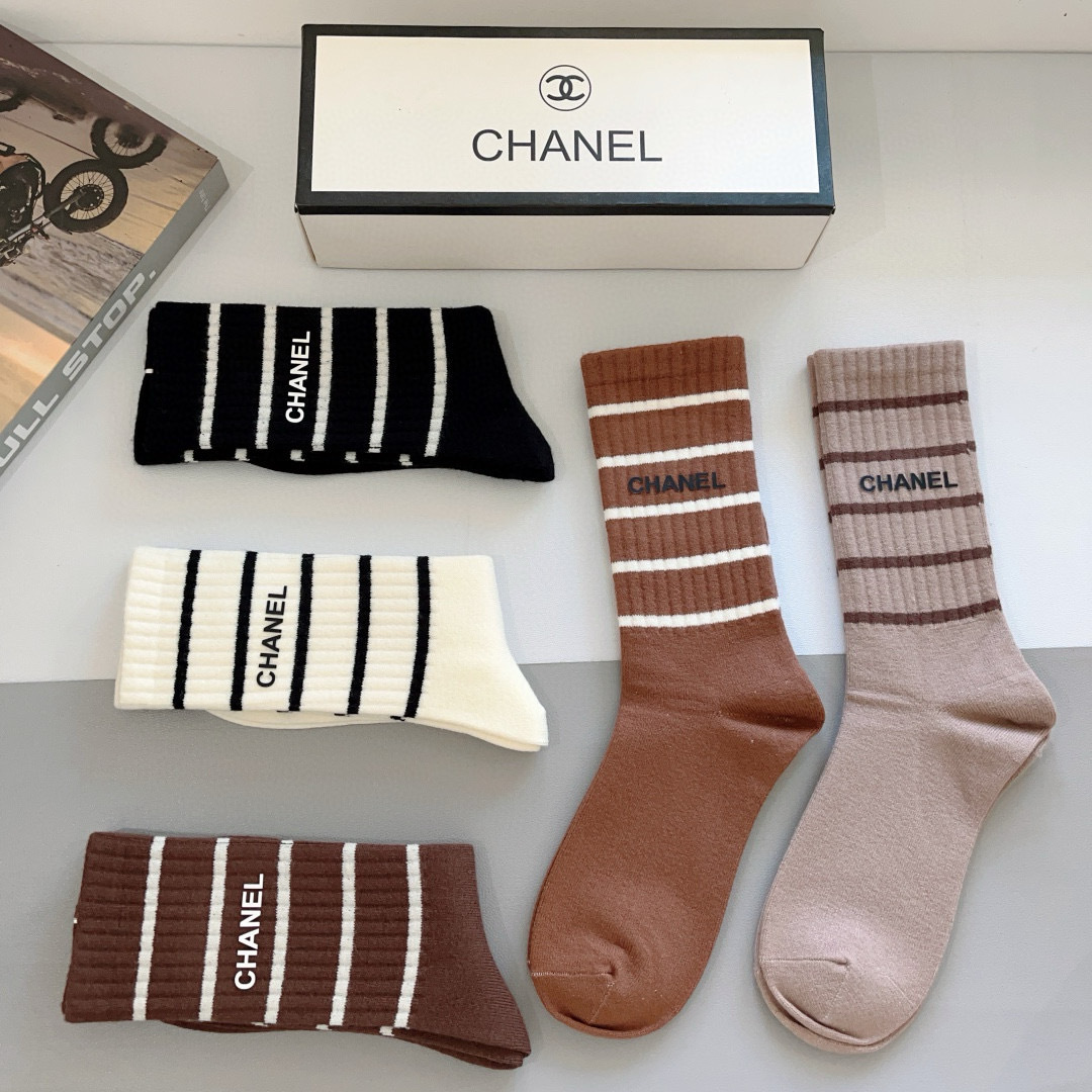 配包装【一盒5双】
CHANEL （香奈儿）高品质。超级爆款网红袜子❗️双C硅胶字母长筒袜，ins明星网