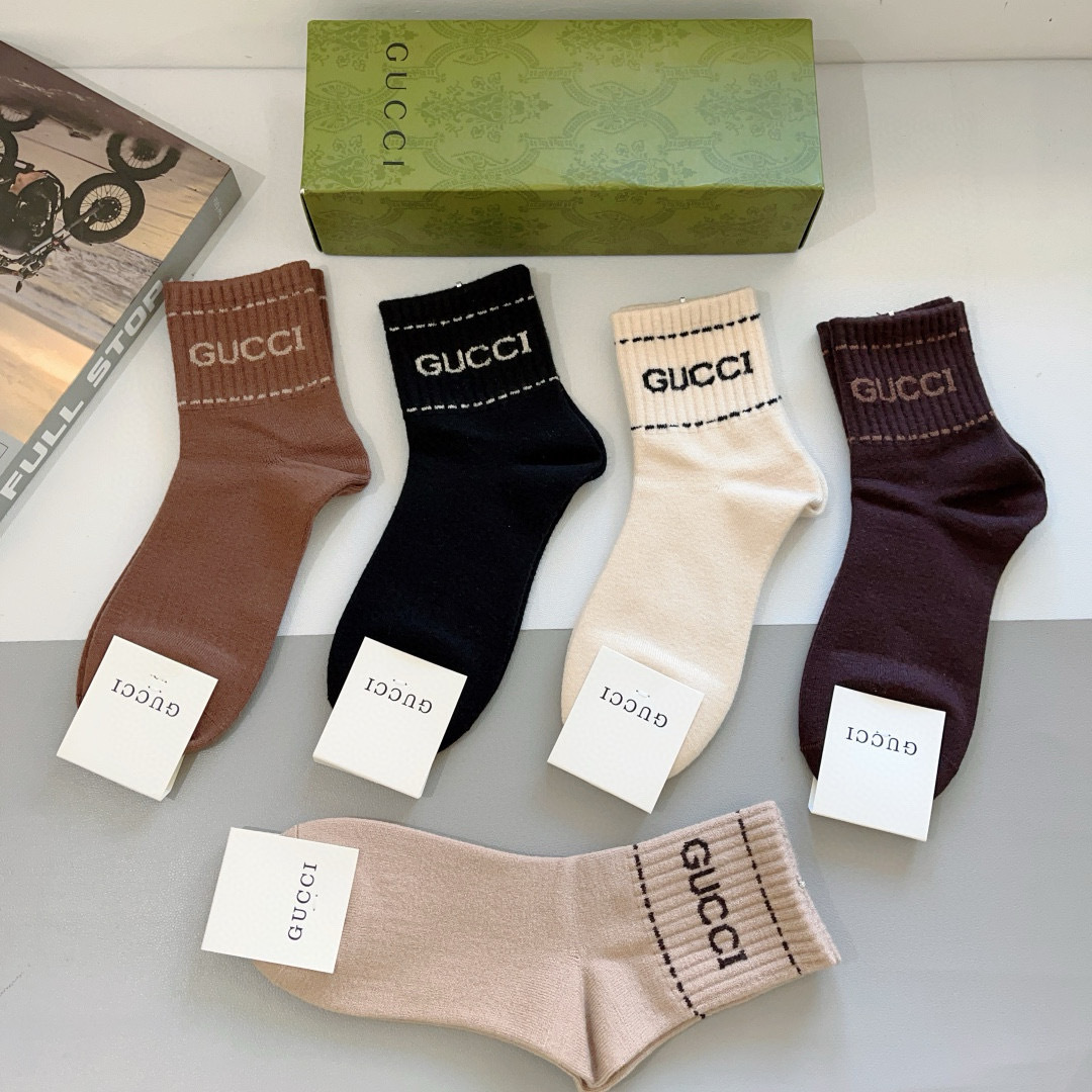配包装（一盒5双） 
🌟 Gucci（古奇）超火爆高版本羊绒面料经典中筒袜子，个性时尚百搭款，！你值得拥