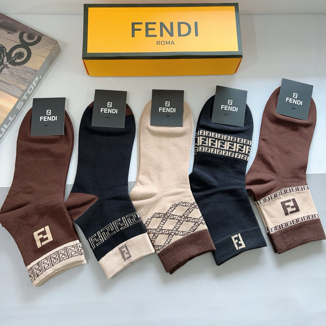 配包装（一盒5双）
FENDI 芬迪经典中长款袜子❗️高版本纯棉材质柔软，秒杀市场普通货，经典的双F图案