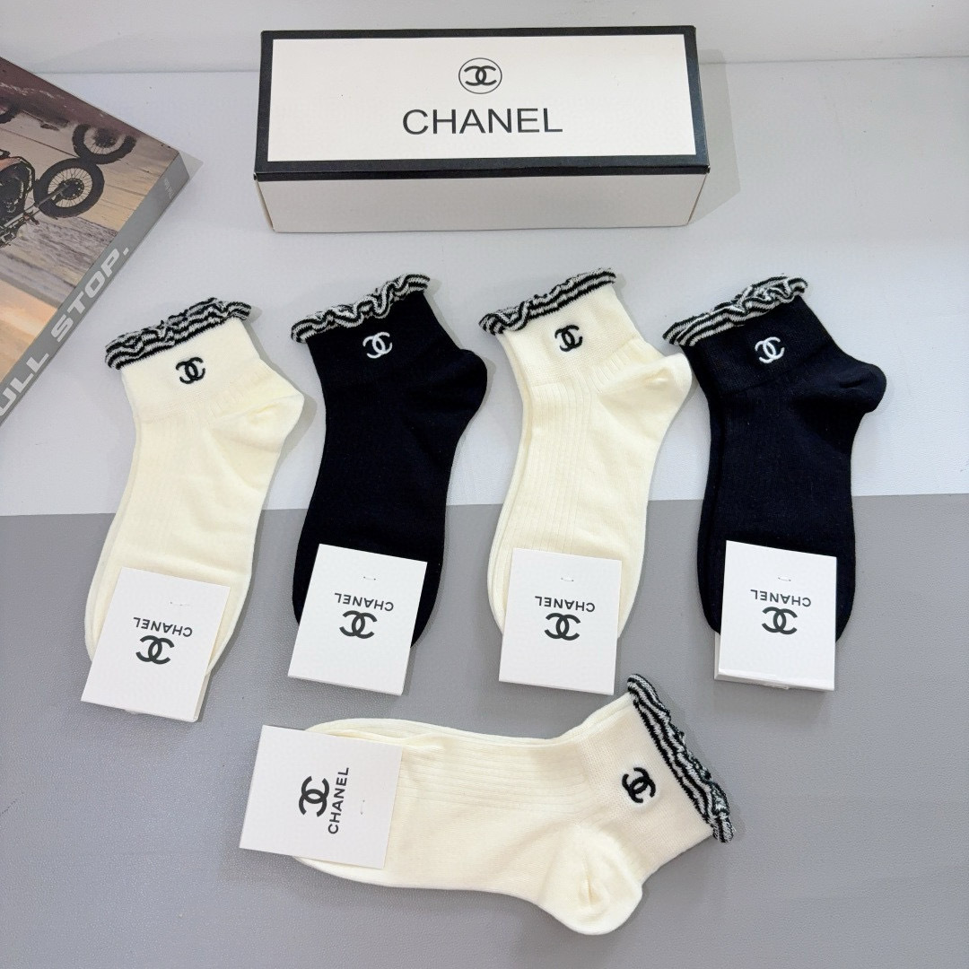 配包装【一盒5双】 
香奈儿 CHANEL新款刺绣中筒袜子❗专柜同步上新，超柔软舒适，专柜爆款双C系列超