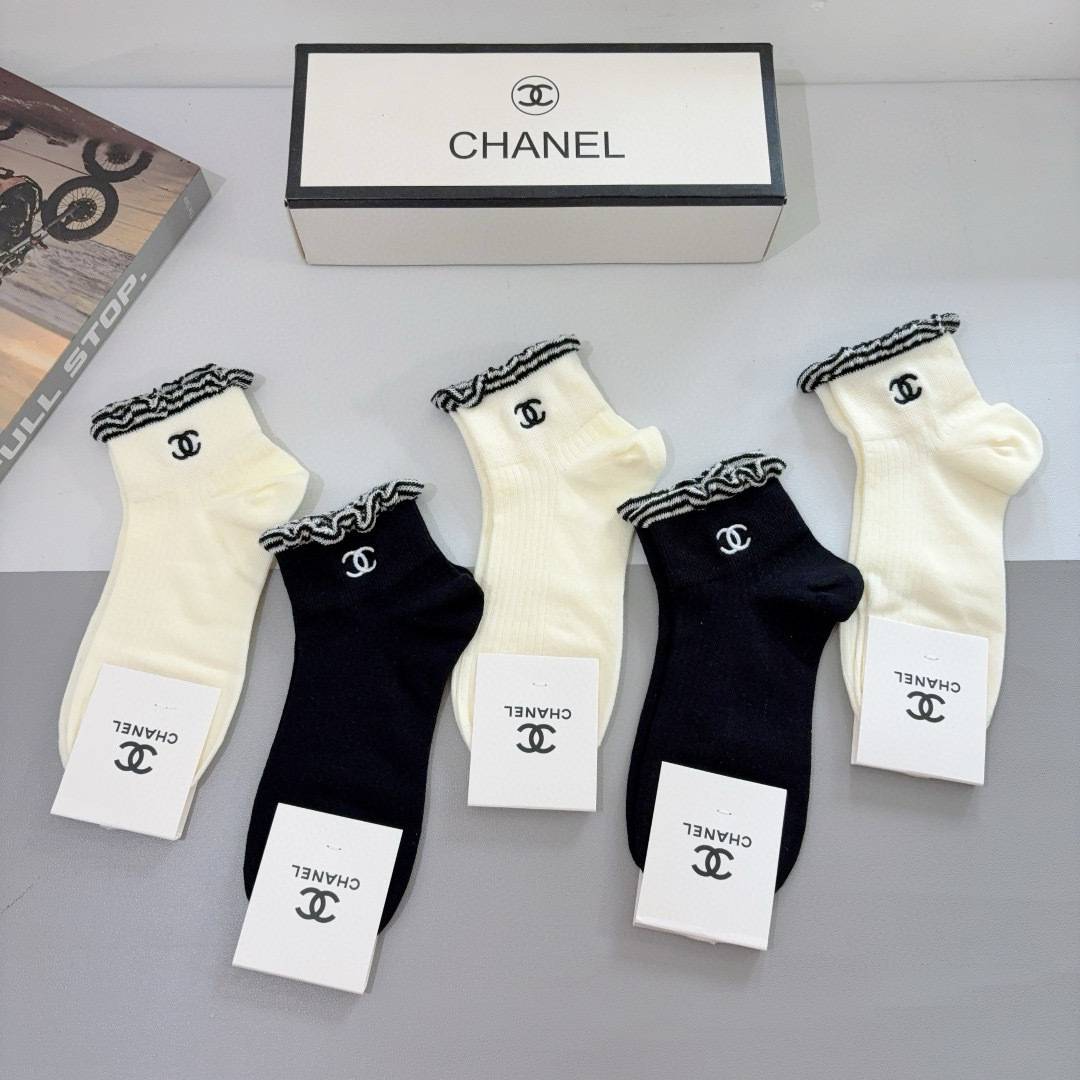 配包装【一盒5双】 
香奈儿 CHANEL新款刺绣中筒袜子❗专柜同步上新，超柔软舒适，专柜爆款双C系列超