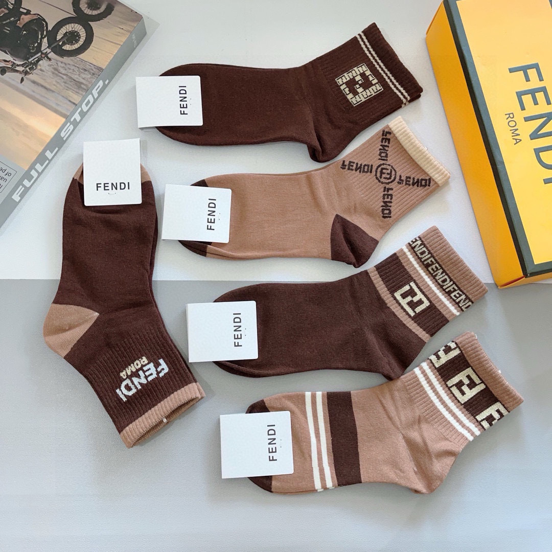 配包装（一盒5双）
FENDI  芬迪  字母双Ｆ爆款中筒袜，纯棉面料， 专柜同款 💓纯棉面料，实用好穿