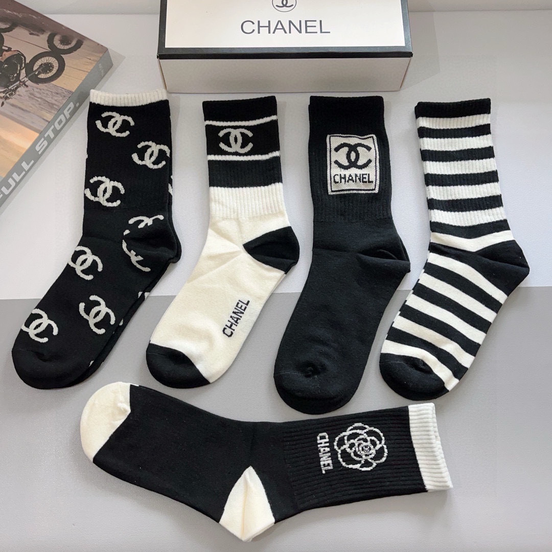 配包装【一盒5双】 
香奈儿 CHANEL专柜新款女款高端长筒袜子❗专柜同步上新，超柔软舒适，专柜爆款双