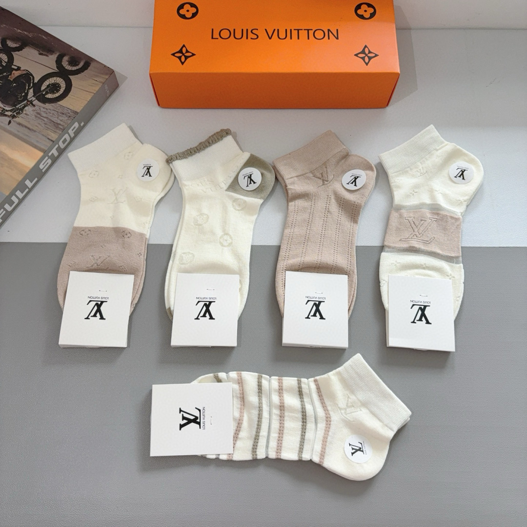 配包装（一盒5双） 
🌟 LV 路易威登 ，竹棉袜子 潮人必备爆款，经典字母logo船袜，个性时尚百搭款