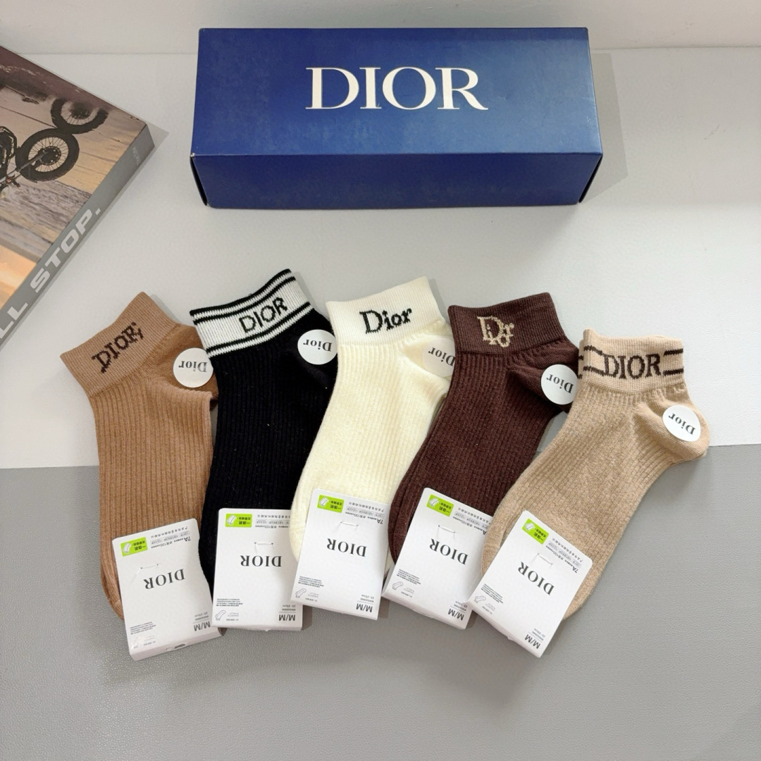 配包装（一盒5双）
Dior 迪奥 新款字母罗口短款袜子！爆款字母专柜同步船袜，💛大牌出街，潮人必备。超