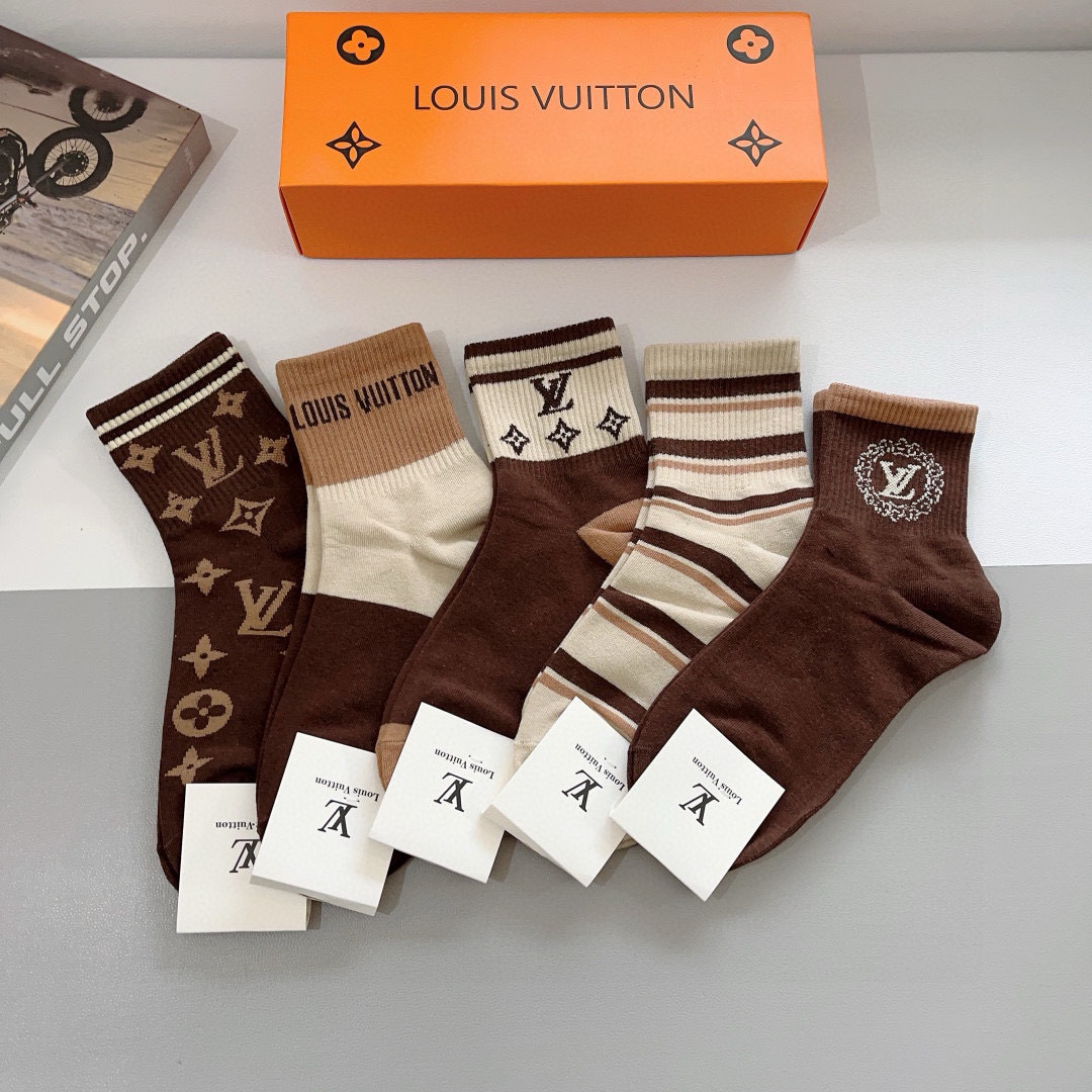 配包装（一盒5双）
 🌟 LV 路易威登袜子 超火爆小单品，经典字母logo中筒袜，个性时尚百搭款，你值