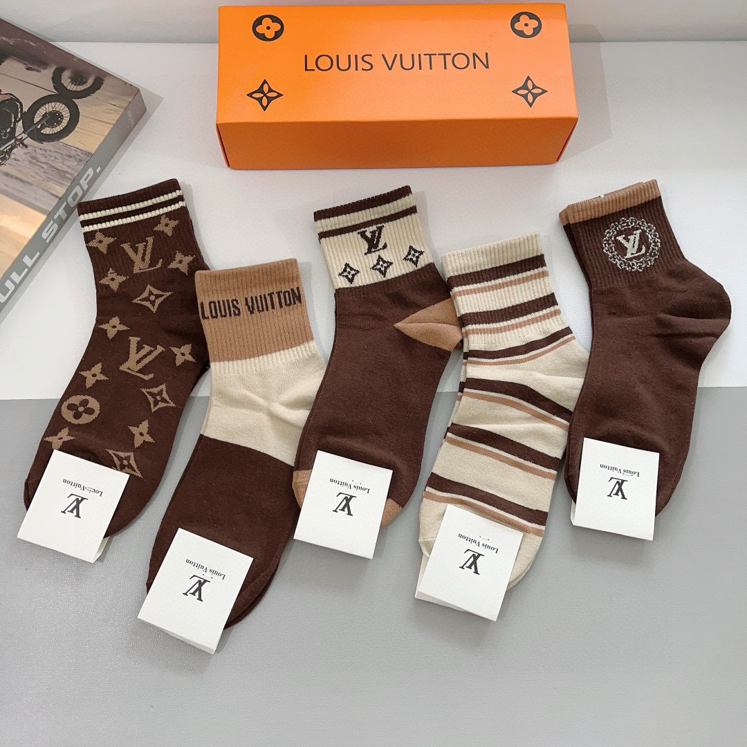 配包装（一盒5双）
 🌟 LV 路易威登袜子 超火爆小单品，经典字母logo中筒袜，个性时尚百搭款，你值