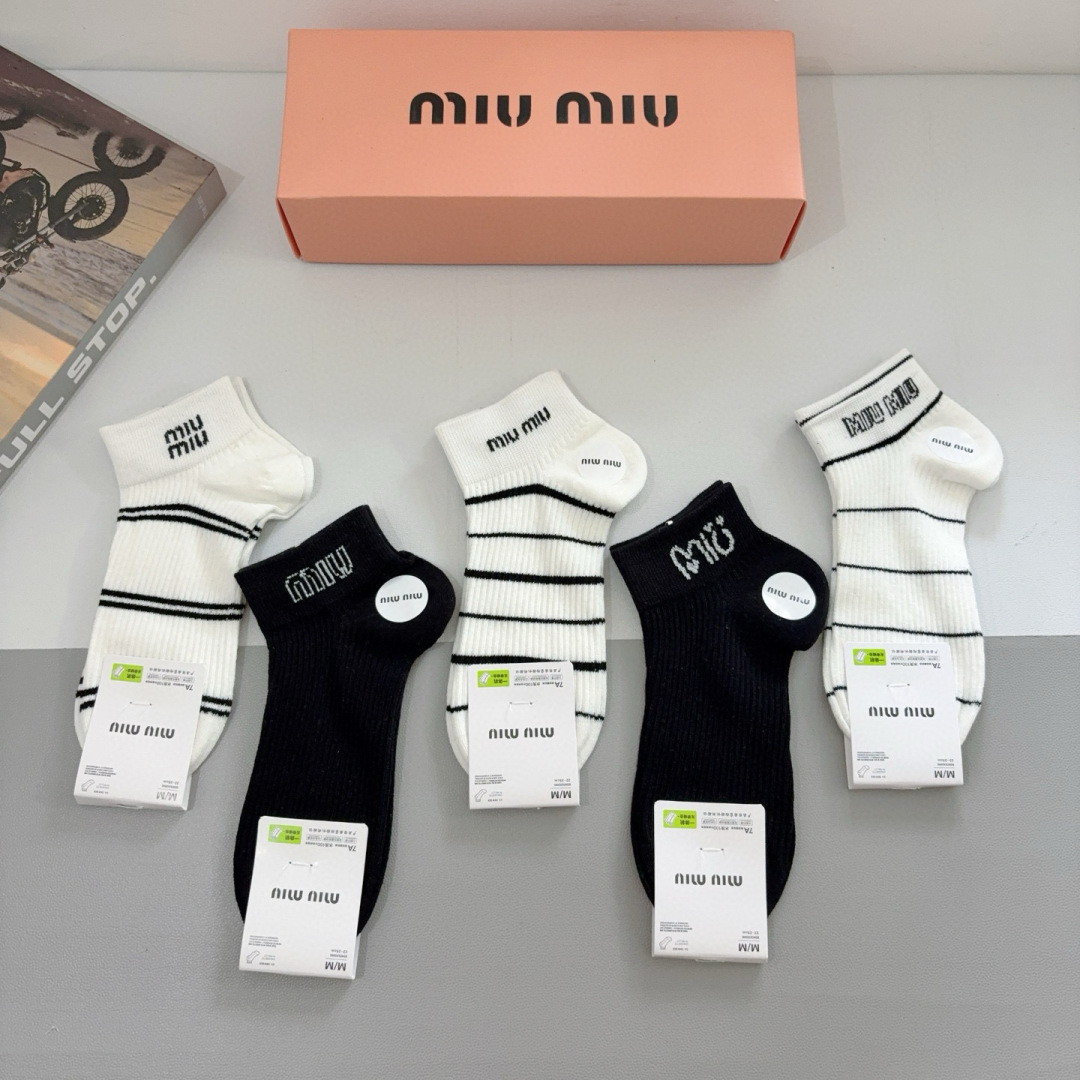 配包装【一盒5双】
miumiu · 缪缪 新款网红袜子❗️短筒船袜。纯棉材质，轻薄柔软透气，四季通用，