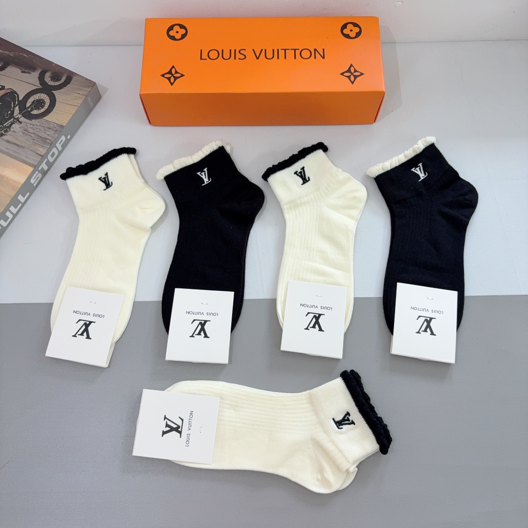 配包装（一盒5双） 
🌟 LV 路易威登 ，新款刺绣纯棉袜子 经典字母logo船袜，个性时尚百搭款，！超