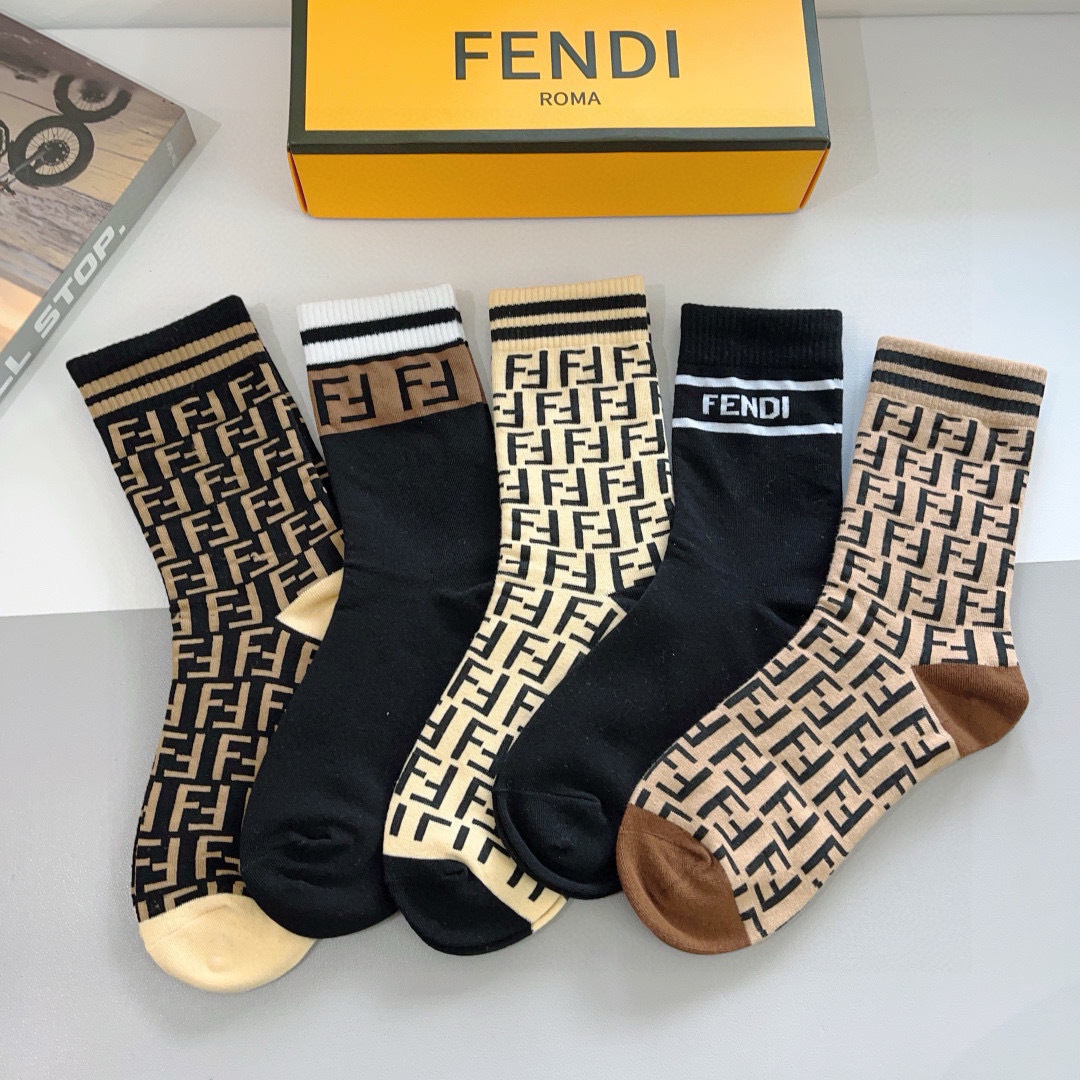 配包装【一盒5双】 
FENDI（芬迪）专柜新款女款高端长筒袜子❗专柜同步上新，超柔软舒适，专柜爆款双F