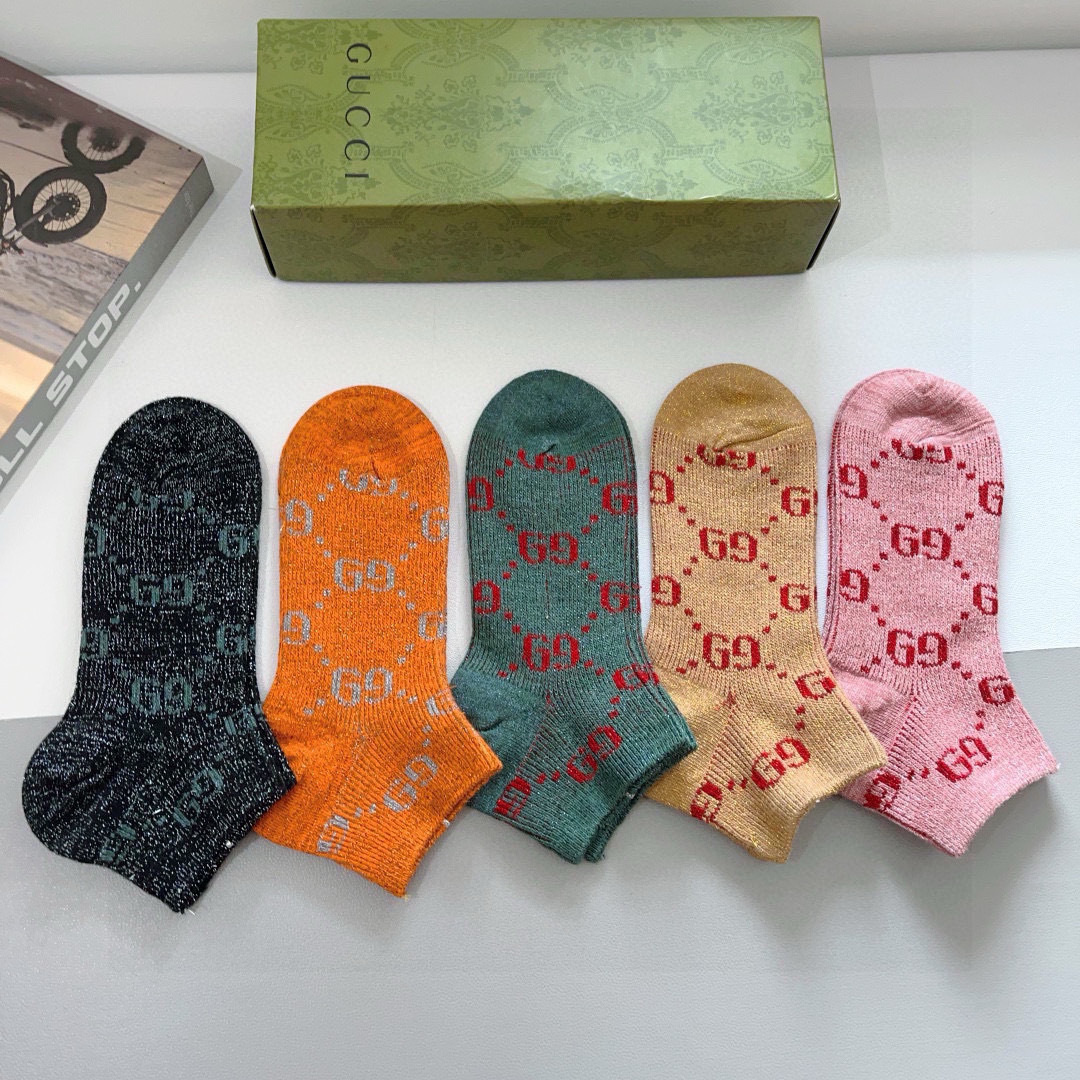 配包装（一盒5双） 
Gucci 古奇 经典款双针双路男女同款袜子，潮人必备经典双G袜，个性时尚百搭款，