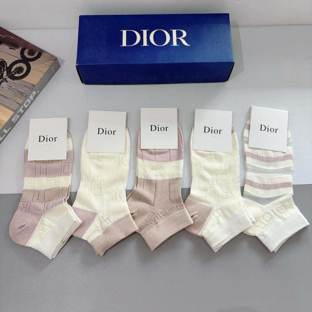配包装（一盒5双） 
🌟 Dior （迪奥） 竹棉材质袜子 潮人必备爆款，经典字母logo船袜，个性时尚