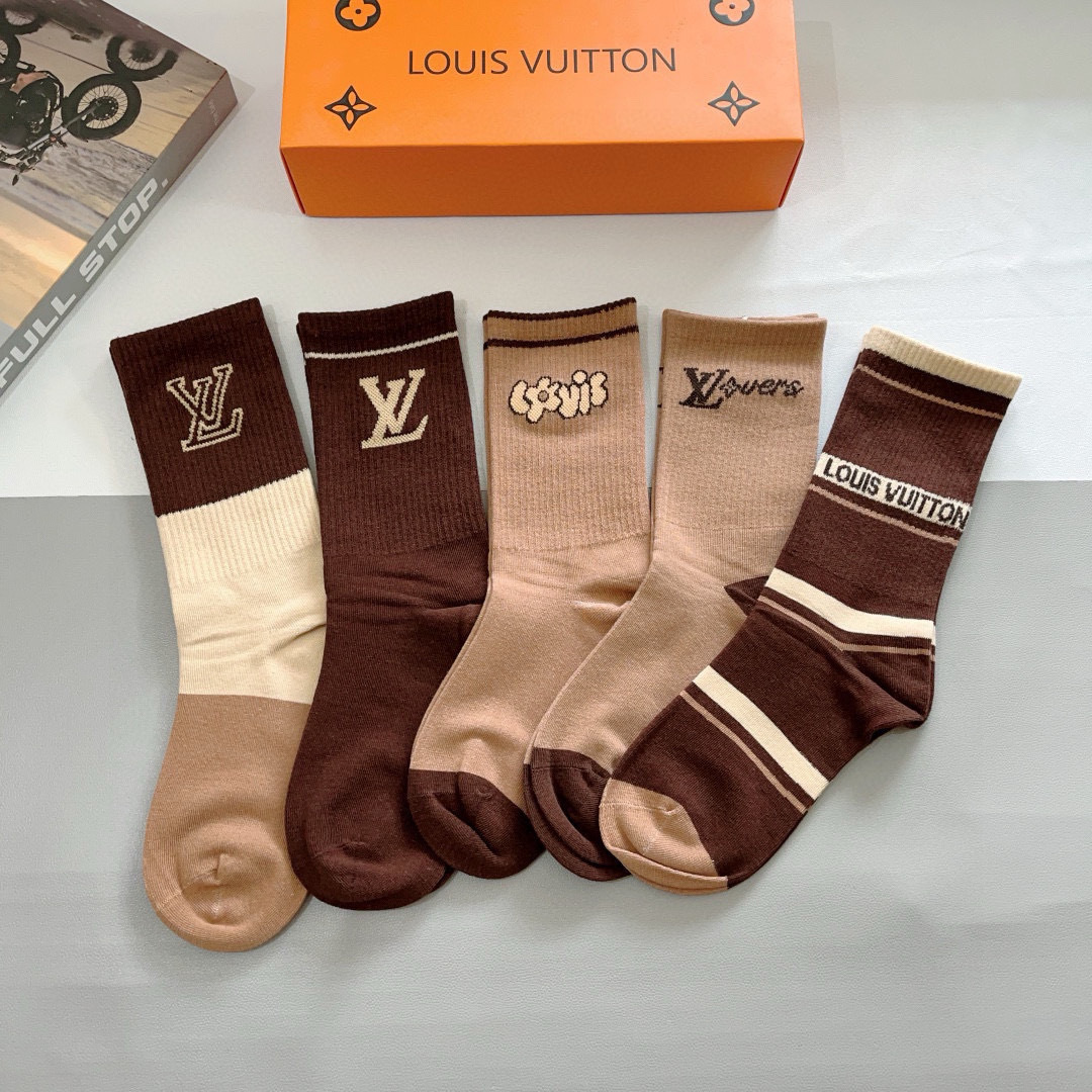 配包装（一盒5双）
 🌟 LV 路易威登 超火爆小单品，纯棉面料，潮人必备 爆款，经典字母logo长筒袜