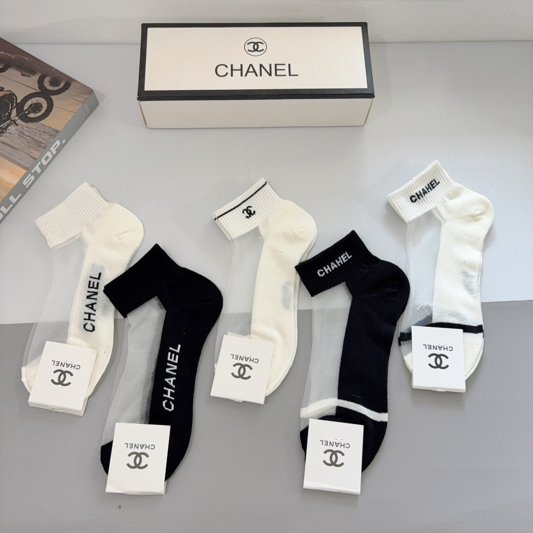 配包装【一盒5双】 
香奈儿 CHANEL新款冰丝短筒袜子❗专柜同步上新，超柔软舒适，专柜爆款双C系列超