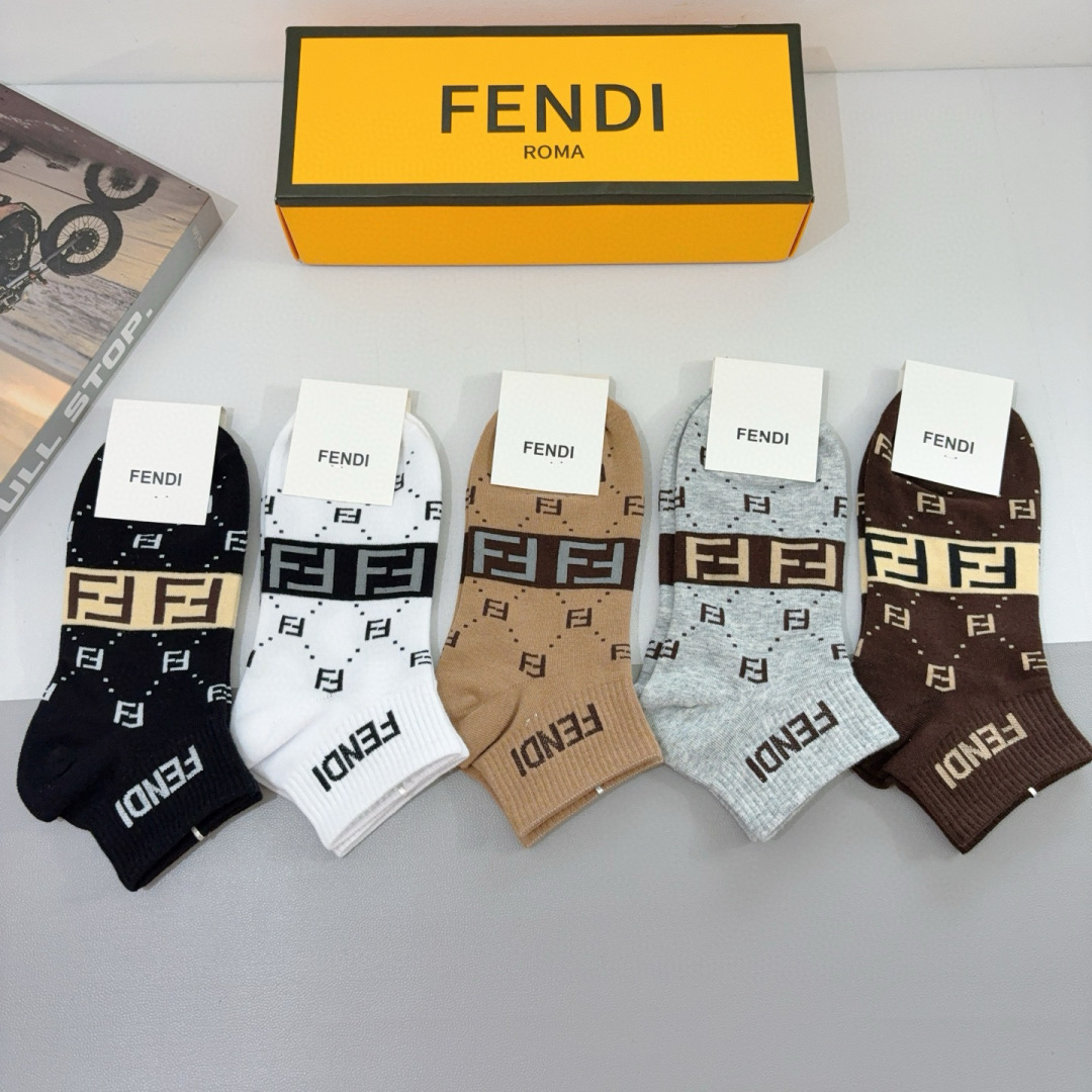 配包装（一盒5双）
FENDI  芬迪  字母双Ｆ爆款中筒袜，纯棉面料， 专柜同款 💓纯棉面料，实用好穿