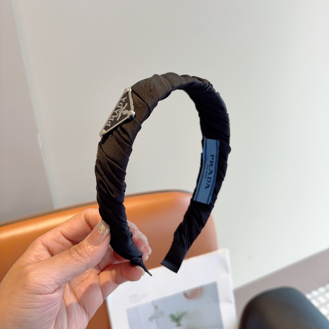 NO:366572,Packaging PRADA (Prada) new trendy letter headband. A must-have item for temperament goddess, very versatile and fashionable. Wear it full of tallness. Hairpins, hairpins, prada, prada, hairpins19860909配包装 PRADA（普拉达）新款潮流字母发箍.气质女神必备单品,非常百搭,时尚潮流, 戴上它满满的高大上.发夹,发夹,prada,prada,hairpins,accessory