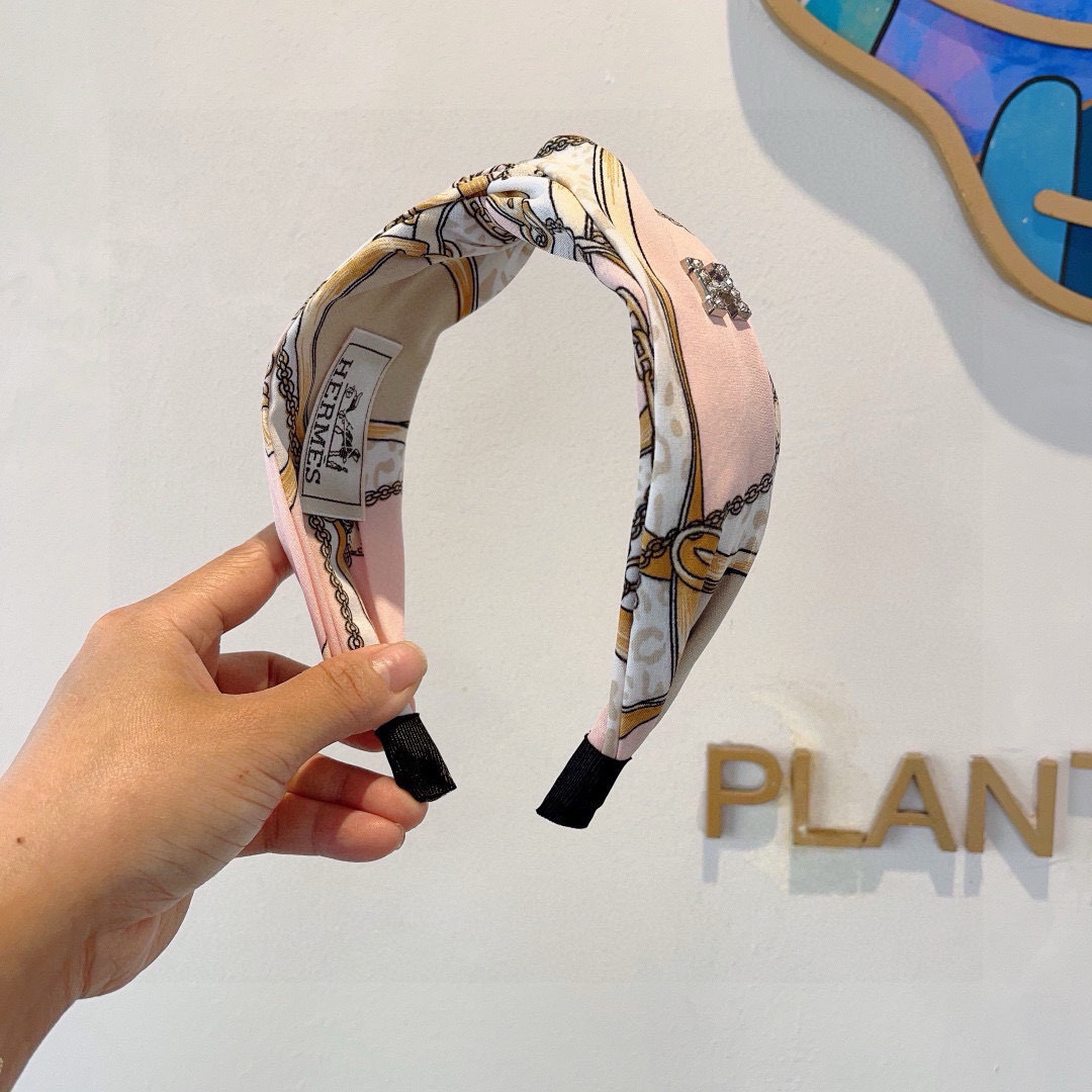 NO:366792,Packaging Hermes (Hermes) is a popular custom bow headband, the same style of the internet celebrity headband, imported silk fabric, export orders and details are all shot!  The special fabric is very textured!  hairpins, hairpins, hermes, hermes, real silk, hairpins19860909配包装 Hermes（爱马仕） 火爆定制款蝴蝶结发箍,网红同款头箍、 进口真丝面料, 出口订单、细节全部实拍！特制面料非常显质感！发夹,发夹,hermes,hermes,real silk,hairpins,accessory