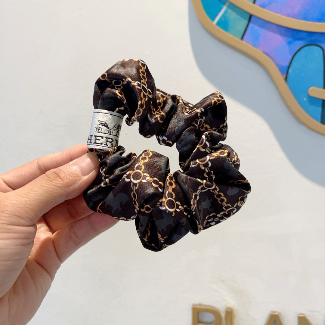 NO:366807,Packaging HERMES (Hermes) imported large intestinal ring rubber band, silk satin celebrity hair rope head rope versatile, details are all shot. The special fabric is very textured!  hairpins, hairpins, hermes, hermes, real silk, hairpins19860909配包装 HERMES（爱马仕）进口大肠圈皮筋、真丝缎面名媛发绳头绳百搭款、细节全部实拍 特制面料非常显质感 ！发夹,发夹,hermes,hermes,real silk,hairpins,accessory