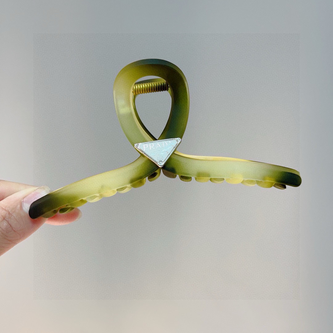 NO:366777,Packaging PRADA Prada Triangle Clip, Pearl Hairpins Original single acrylic material, goddess must-have items, super exquisite! celebrity style. Hairpins, hairpins, prada, prada, hairpins19860909配包装 PRADA 普拉达三角抓夹,珍珠发夹 原单亚克力材质,女神必备单品,超级精致哦!名媛范儿.发夹,发夹,prada,prada,hairpins,accessory