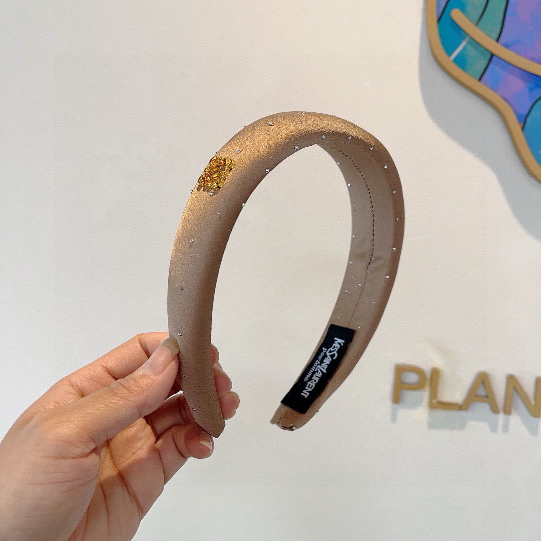 NO:366789,Packaging LOEWE (Luo Yiwei) has a hot new sponge headband special fabric headband, and the latest model of cutting-edge internet celebrities is coming!  Let your charm bloom, and the fresh and ladylike style makes fashion simpler!  hairpins, hairpins, loewe, loewe, hairpins19860909配包装 LOEWE（罗意威）火爆新款海绵发箍特供面料头箍、尖端网红最新款来袭 ！ 让你的魅力绽放 清新淑女范让时尚更简单！发夹,发夹,loewe,loewe,hairpins,accessory