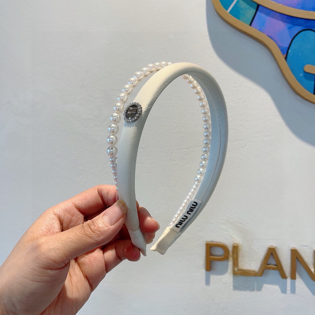 NO:366503,Packaging miumiu new Korean version of alphabet pearl headband, all the details are taken in real photos!  The special fabric is very textured and classic and versatile!  hairpins, hairpins, miumiu, hairpins19860909配包装 miumiu 缪缪 新款韩版字母珍珠发箍,细节全部实拍！特制面料非常显质感、经典百搭款！发夹,发夹,miumiu,hairpins,accessory