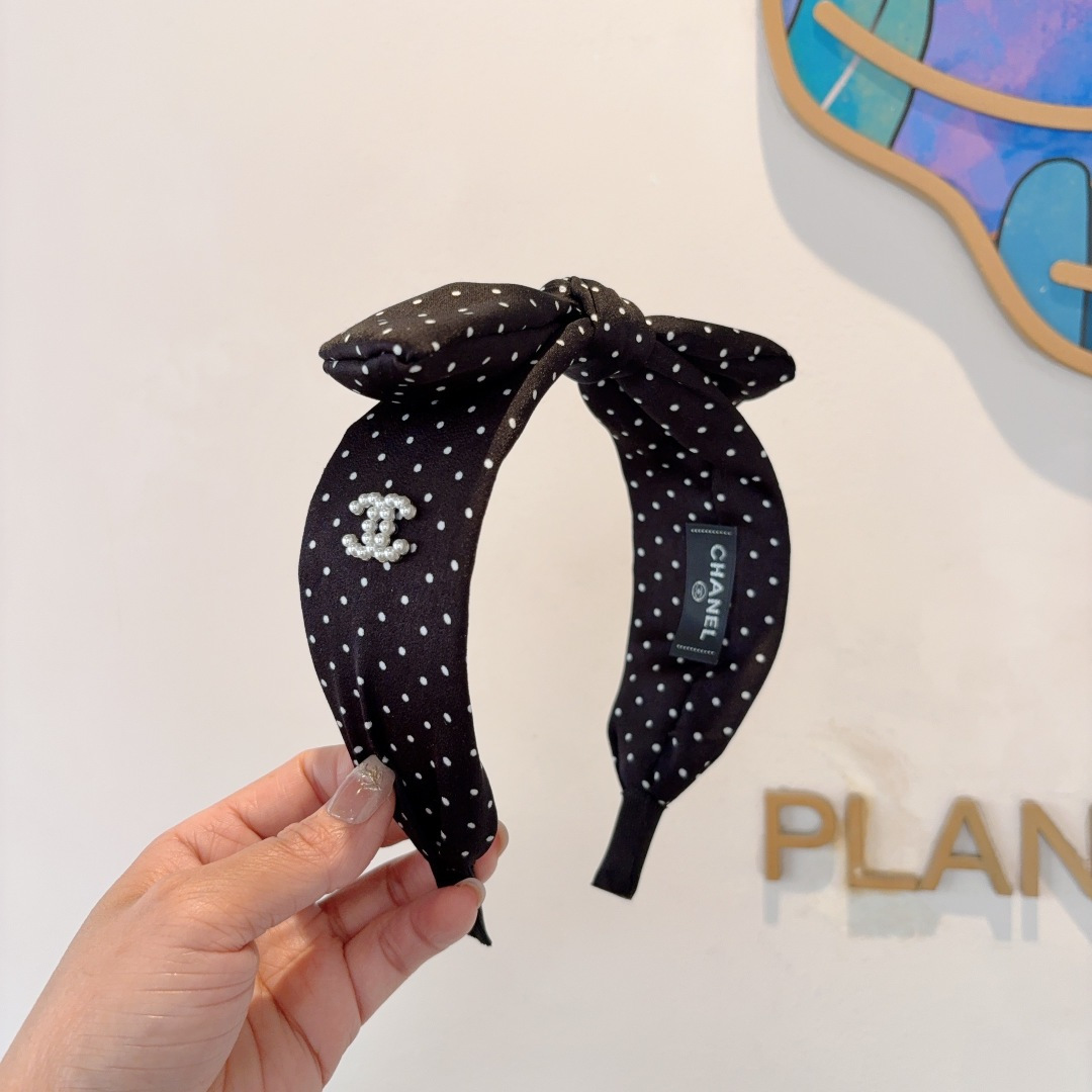 NO:366507,Packaging CHANEL (Chanel) new exquisite polka dot bow headband, retro internet celebrity headband, paired with high-end materials, super exquisite, fashionable and high-end versatile style. Hairpins, hairpins, chanel, chanel, hairpins19860909配包装 CHANEL（香奈儿）新款精美波点蝴蝶结发箍,复古网红头箍 搭配高端材质,超精致,时尚高级感百搭款.发夹,发夹,chanel,chanel,hairpins,accessory