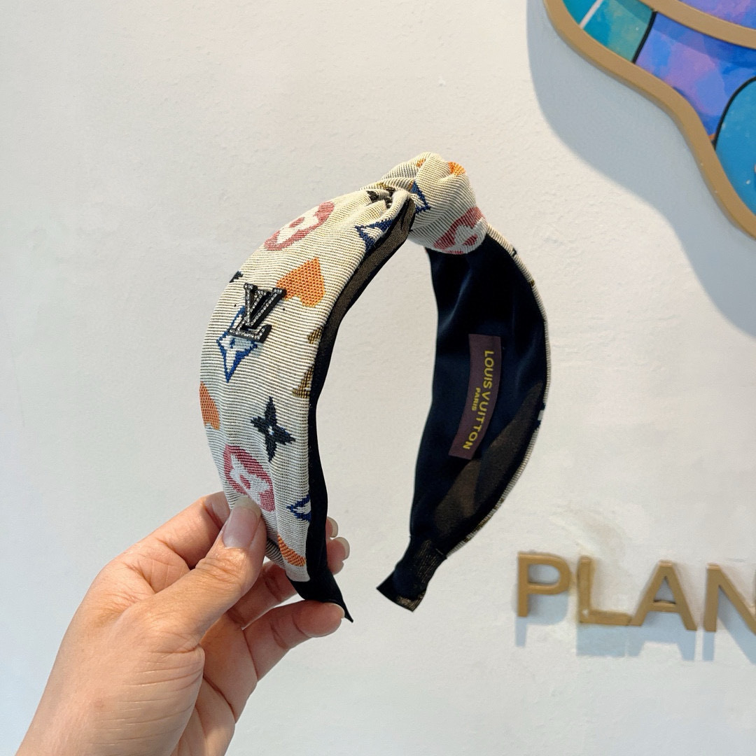 NO:366511,Packaging LV Louis Vuitton is popular with new wide version of headbands, fashionable headbands, the latest styles of the counter are coming to be fashionable and versatile, and goddess must enter!  hairpin, hairpin, louis vuitton, louis vuitton, hairpins19860909配包装 LV 路易威登 火爆新款宽版发箍,时尚头箍,专柜最最新款来袭时尚百搭,女神必入 ！发夹,发夹,louis vuitton,louis vuitton,hairpins,accessory