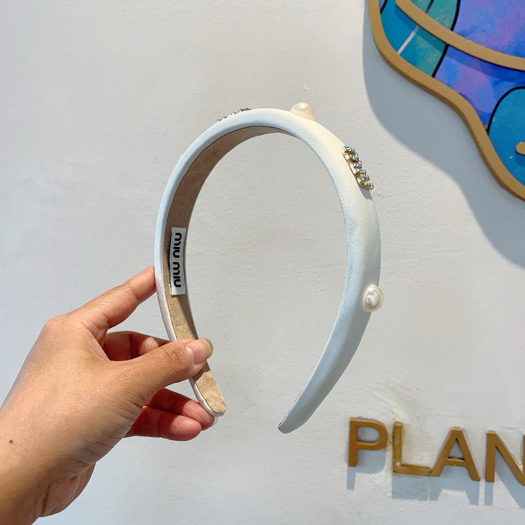 NO:366514,Packaged with miumiu new Korean pleated letter headband, all the details are shot!  Rhinestone special fabric is very textured, classic and never out of time hairpins, hairpins, miumiu, hairpins19860909配包装 miumiu 缪缪 新款韩版褶皱字母发箍,细节全部实拍！水钻特制面料非常显质感、经典而又永不过时发夹,发夹,miumiu,hairpins,accessory