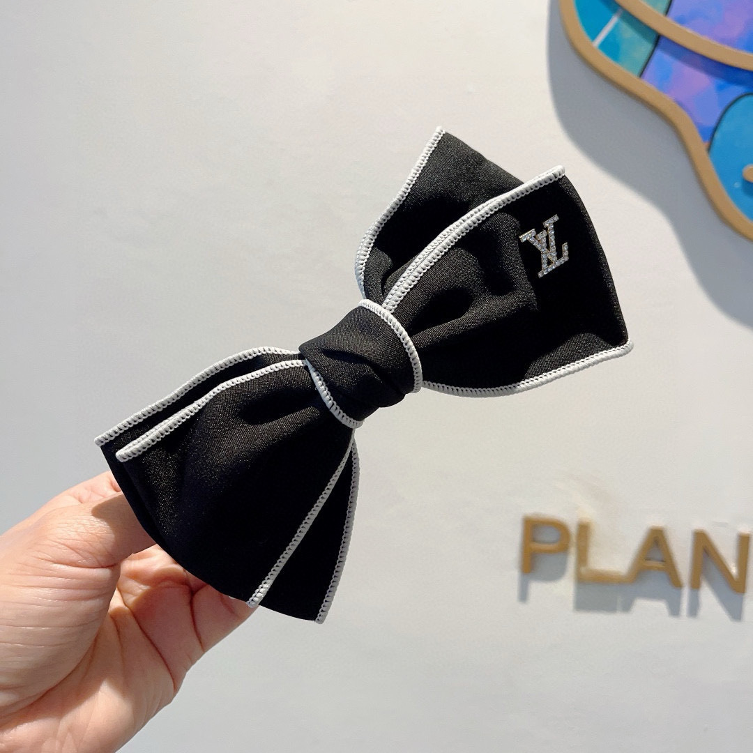 NO:366547,Packaged with LV (Louis Vuitton) star-like bow hair clip, slingshot clip, internet celebrity recommended style, classic bow headdress, super versatile!  Recommended by knocking on the blackboard, letting you become a big brand instantly!  hairpin, hairpin, louis vuitton, louis vuitton, hairpins19860909配包装 LV（路易威登）明星同款蝴蝶结发夹 弹弓夹 网红推荐款 经典蝴蝶结头饰,超级百搭哦！敲黑板推荐,让你秒变大牌范儿！发夹,发夹,louis vuitton,louis vuitton,hairpins,accessory