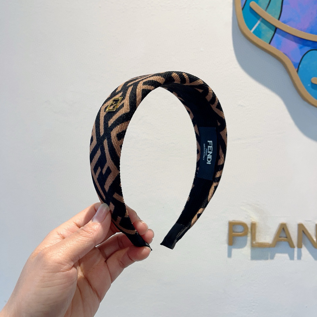 NO:366553,Packaging FENDI Popular new headband, wide version original single product, simple and versatile, trendy women's essentials, super high-end!  hairpins, hairpins, fendi, fendi, hairpins19860909配包装 FENDI 芬迪 火爆新款发箍,宽版原单货, 简约百搭,潮女必备品,超级的高大上！发夹,发夹,fendi,fendi,hairpins,accessory