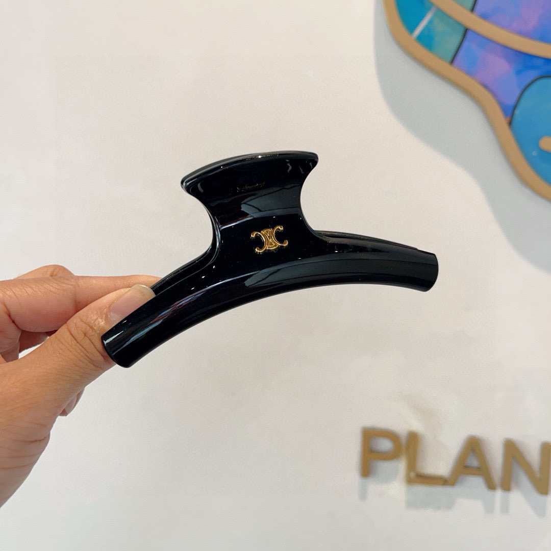 NO:366558,Packaging CELINE Arc de Triomphe new hairpin, classic letter clip, super exquisite and versatile, it will be a hit when you turn pictures!  The same style of hairpins, hairpins, celine, celine, hairpins19860909配包装 CELINE（赛琳） 凯旋门新款发夹,经典字母抓夹, 超精致百搭,转图必爆哈！网红同款发夹,发夹,celine,celine,hairpins,accessory