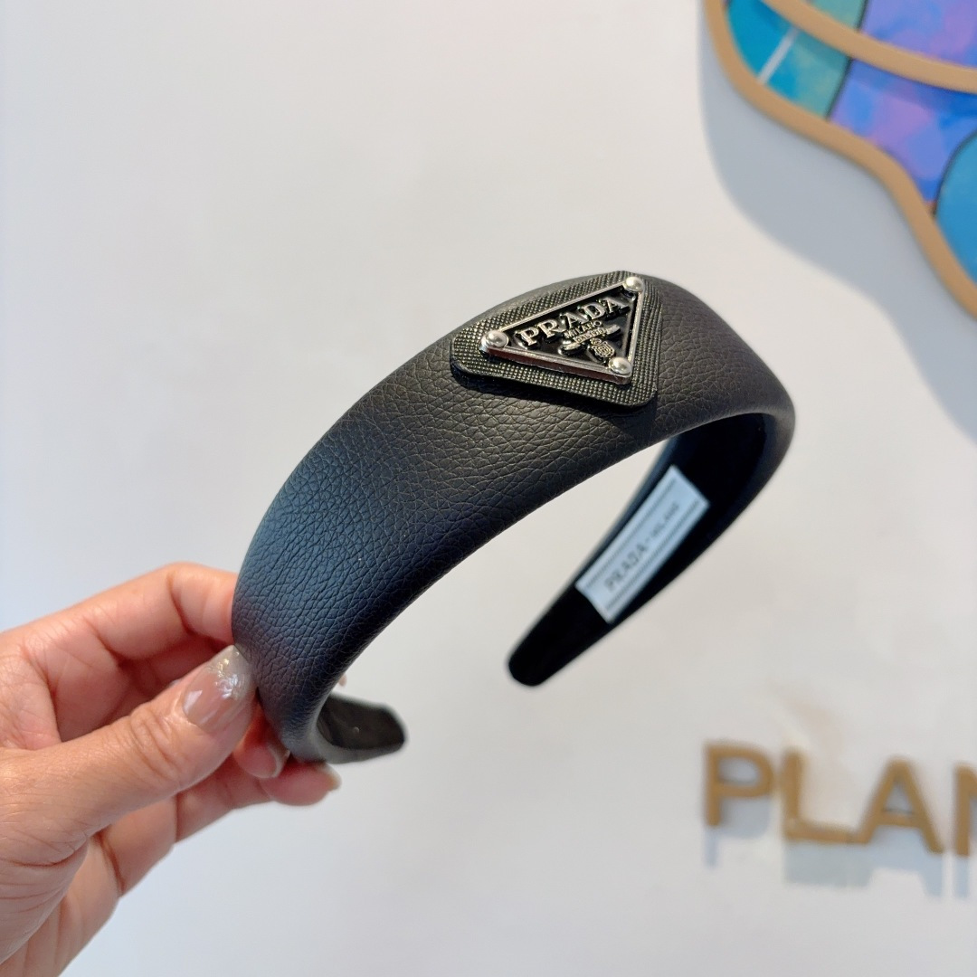 NO:366538,Packaging PRADA (Prada) new inverted triangle trendy hairband. A must-have item for temperament goddess, very versatile and fashionable. Wear it full of tall and tall. Hairpins, hairpins, prada, prada, hairpins19860909配包装 PRADA（普拉达） 倒三角新款潮流发箍.气质女神必备单品,非常百搭,时尚潮流, 戴上它满满的高大上.发夹,发夹,prada,prada,hairpins,accessory