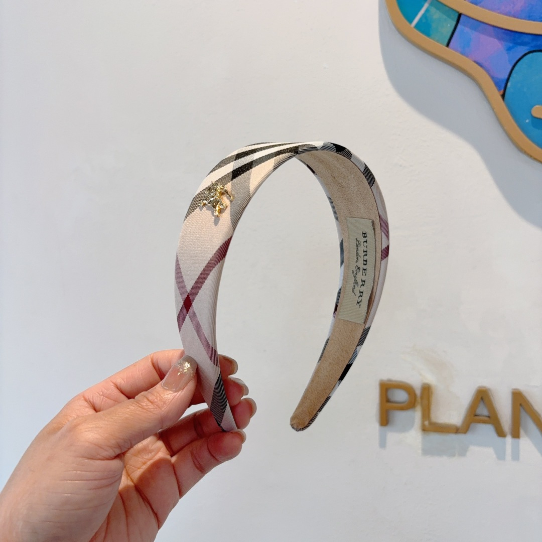 NO:366544,Packaging Burberry BURBERRY new wide-edged headband, customer-supplied fabrics, all the details are taken!  Very pleasing and versatile, suitable for various occasions!  hairpins, hairpins, burberry, burberry, hairpins19860909配包装 巴宝莉BURBERRY 新款宽边发箍,客供面料 细节全部实拍！非常耐看又百搭、适合各种场合搭配！发夹,发夹,burberry,burberry,hairpins,accessory