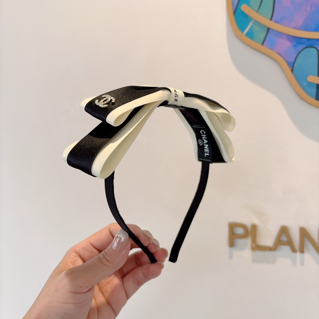 NO:366550,Packaging CHANEL (Chanel) new exquisite bow headband, retro internet celebrity headband, paired with high-end materials, super exquisite, fashionable and high-end versatile style. Hairpins, hairpins, chanel, chanel, hairpins19860909配包装 CHANEL（香奈儿）新款精美蝴蝶结发箍,复古网红头箍 搭配高端材质,超精致,时尚高级感百搭款.发夹,发夹,chanel,chanel,hairpins,accessory