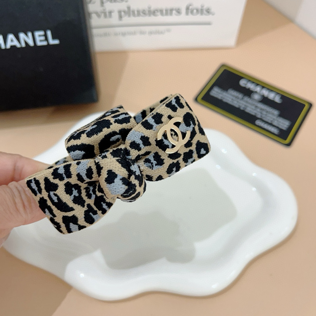 NO:366560,With single packaging, CHANEL (Chanel) new handmade internet celebrity clip, high-end letter simple retro leopard pattern fabric hairpin original single product, trendy and fashionable versatile style!  hairpins, hairpins, chanel, chanel, hairpins19860909配包装单个 CHANEL（香奈儿）新款手工网红抓夹,高级感字母简约复古豹纹布艺发夹原单货,潮流时尚百搭款！发夹,发夹,chanel,chanel,hairpins,accessory