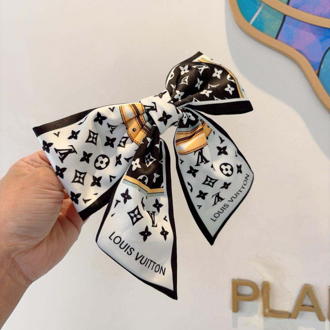 NO:366629,Packaged by LV (Louis Vuitton) Internet celebrity bow hair clip, slingshot clip, classic bow headdress, super versatile!  Recommended by knocking on the blackboard, letting you become a big brand instantly!  hairpin, hairpin, louis vuitton, louis vuitton, hairpins19860909配包装 LV（路易威登）网红同款蝴蝶结发夹 弹弓夹 经典蝴蝶结头饰,超级百搭哦！敲黑板推荐,让你秒变大牌范儿！发夹,发夹,louis vuitton,louis vuitton,hairpins,accessory
