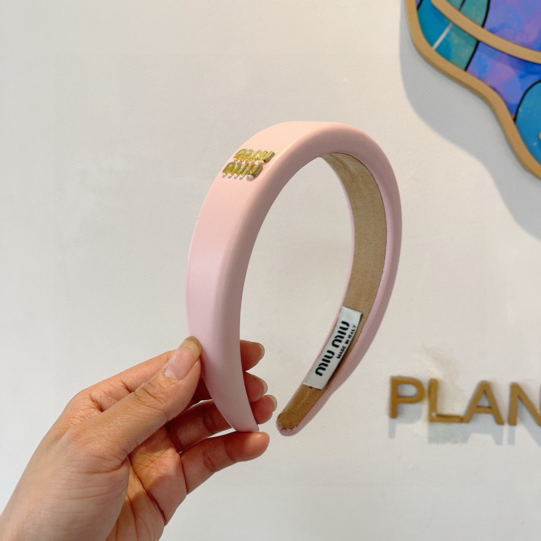 NO:366546,Packaging miumiu new sheepskin custom headband, metal letter headband!  Special fabrics are very textured, classic and versatile girl-style hairpins, hairpins, miumiu, sheepskin, hairpins19860909配包装 miumiu 缪缪 新款羊皮定制发箍,金属字母头箍！特制面料非常显质感、经典百搭少女风发饰发夹,发夹,miumiu,sheepskin,hairpins,accessory