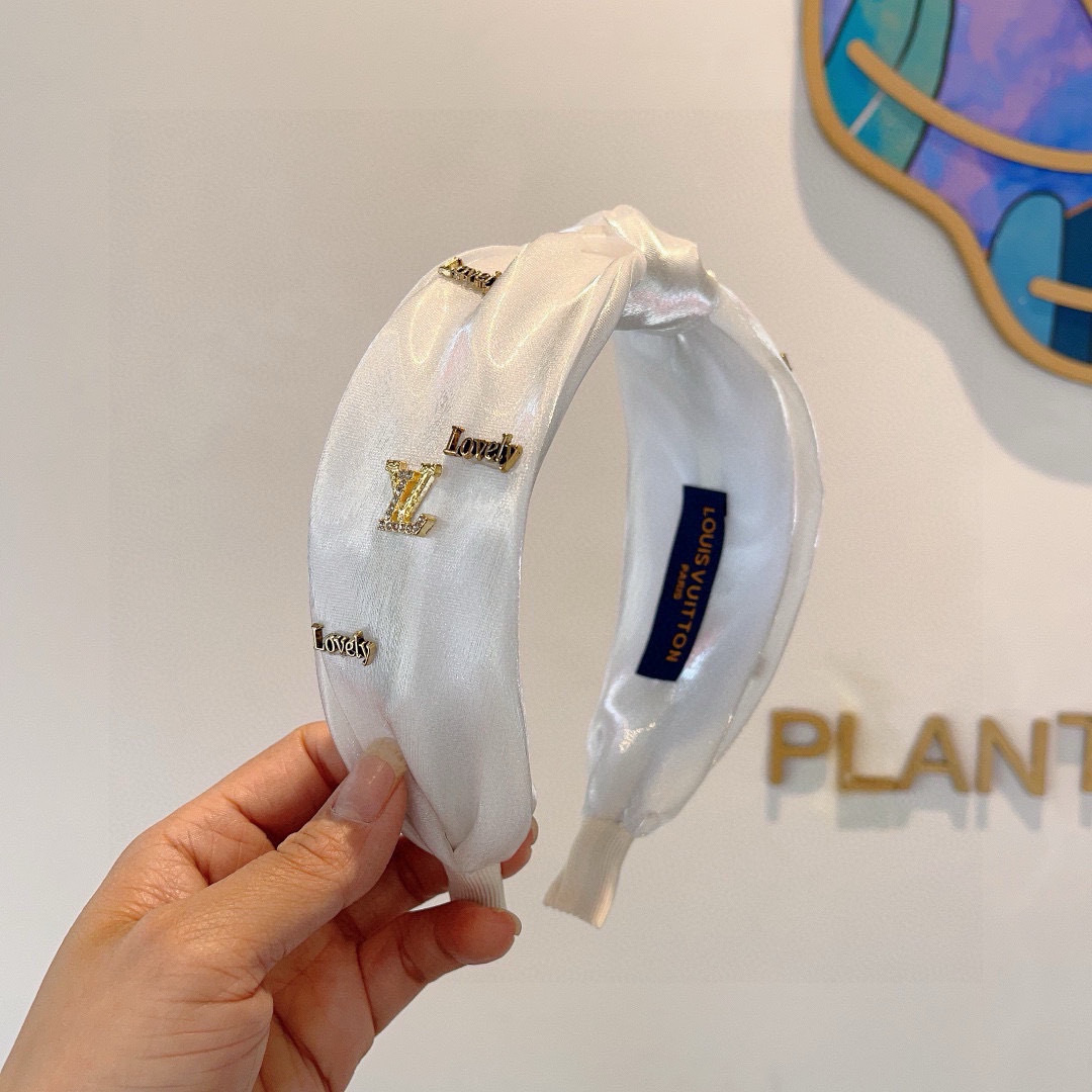 NO:366578,Packaging LV Louis Vuitton is popular with new satin wide version headbands, fashionable headbands, the latest styles of the counter are coming to be fashionable and versatile, and goddess must enter!  hairpin, hairpin, louis vuitton, louis vuitton, hairpins19860909配包装 LV 路易威登 火爆新款缎面宽版发箍,时尚头箍,专柜最最新款来袭时尚百搭,女神必入 ！发夹,发夹,louis vuitton,louis vuitton,hairpins,accessory