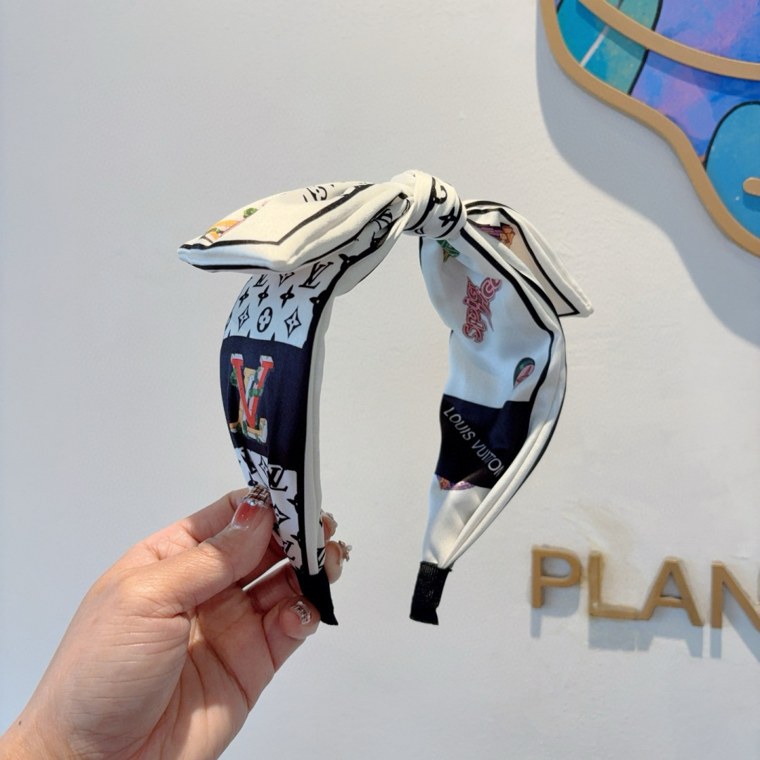 NO:366582,Packaged by LV Louis Vuitton, popular new wide-version bow headband, fashionable headband, the latest counter model is coming to be fashionable and versatile, goddess must enter!  hairpin, hairpin, louis vuitton, louis vuitton, hairpins19860909配包装 LV 路易威登 火爆新款宽版蝴蝶结发箍,时尚头箍,专柜最最新款来袭时尚百搭,女神必入 ！发夹,发夹,louis vuitton,louis vuitton,hairpins,accessory